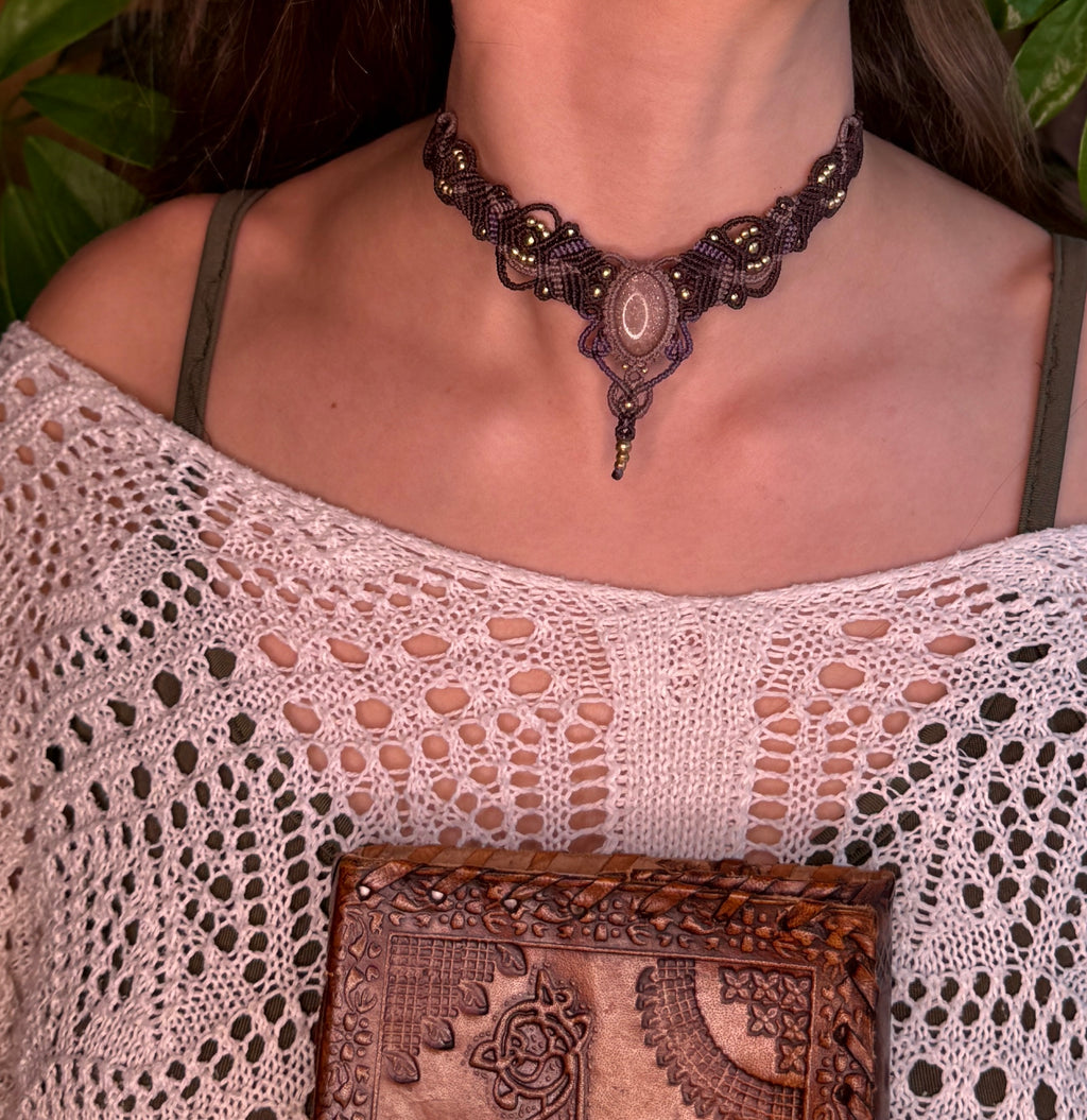 Necklace • Choker with a peach moonstone or moonstone