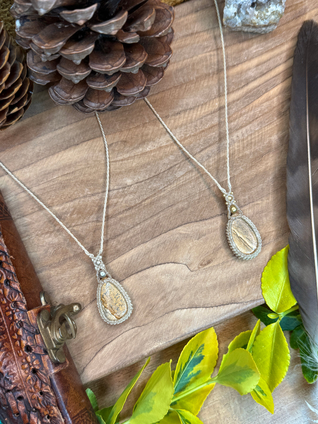 Necklace with a tiger's eye or landscape jasper stone