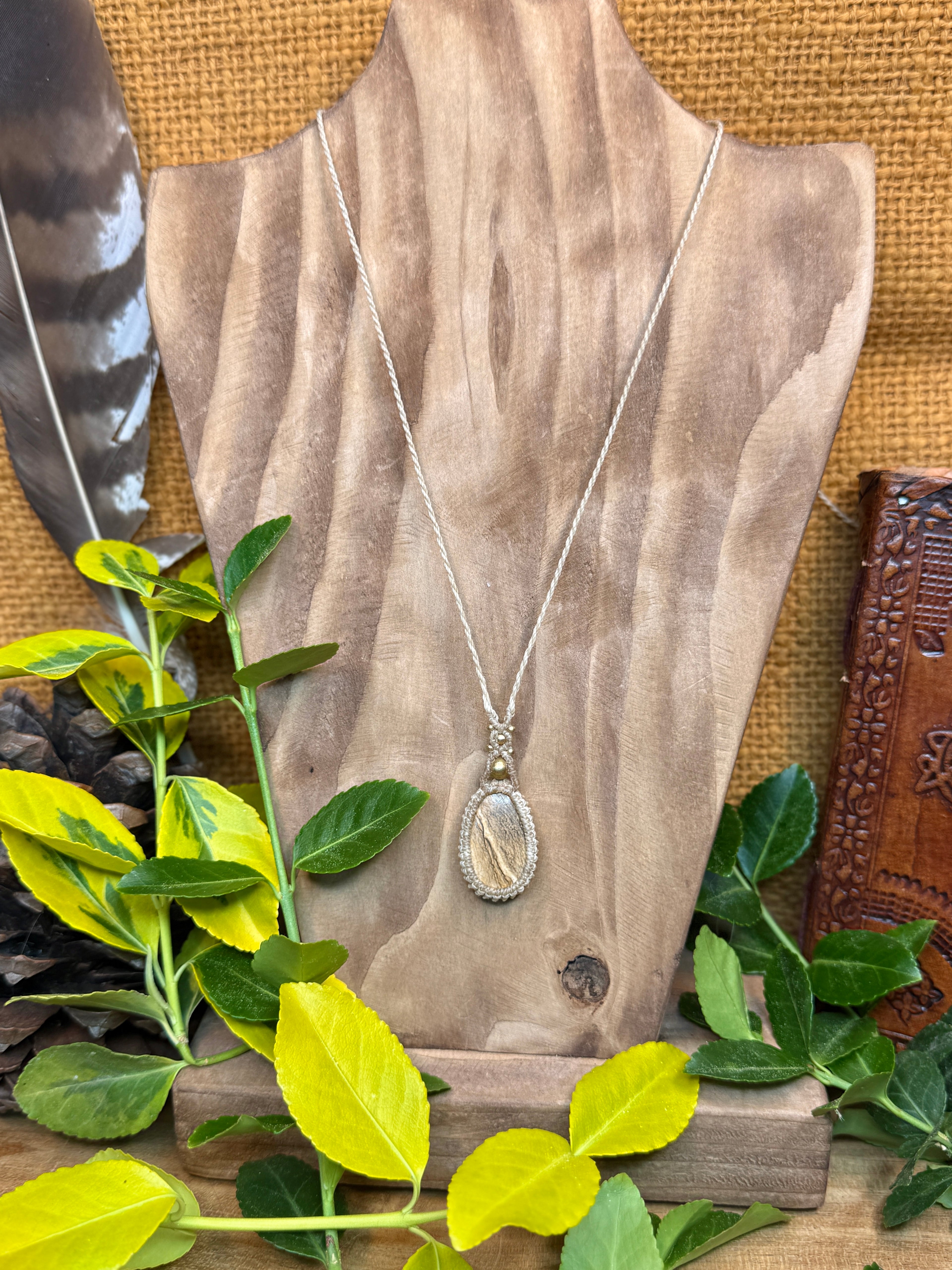Necklace with a tiger's eye or landscape jasper stone