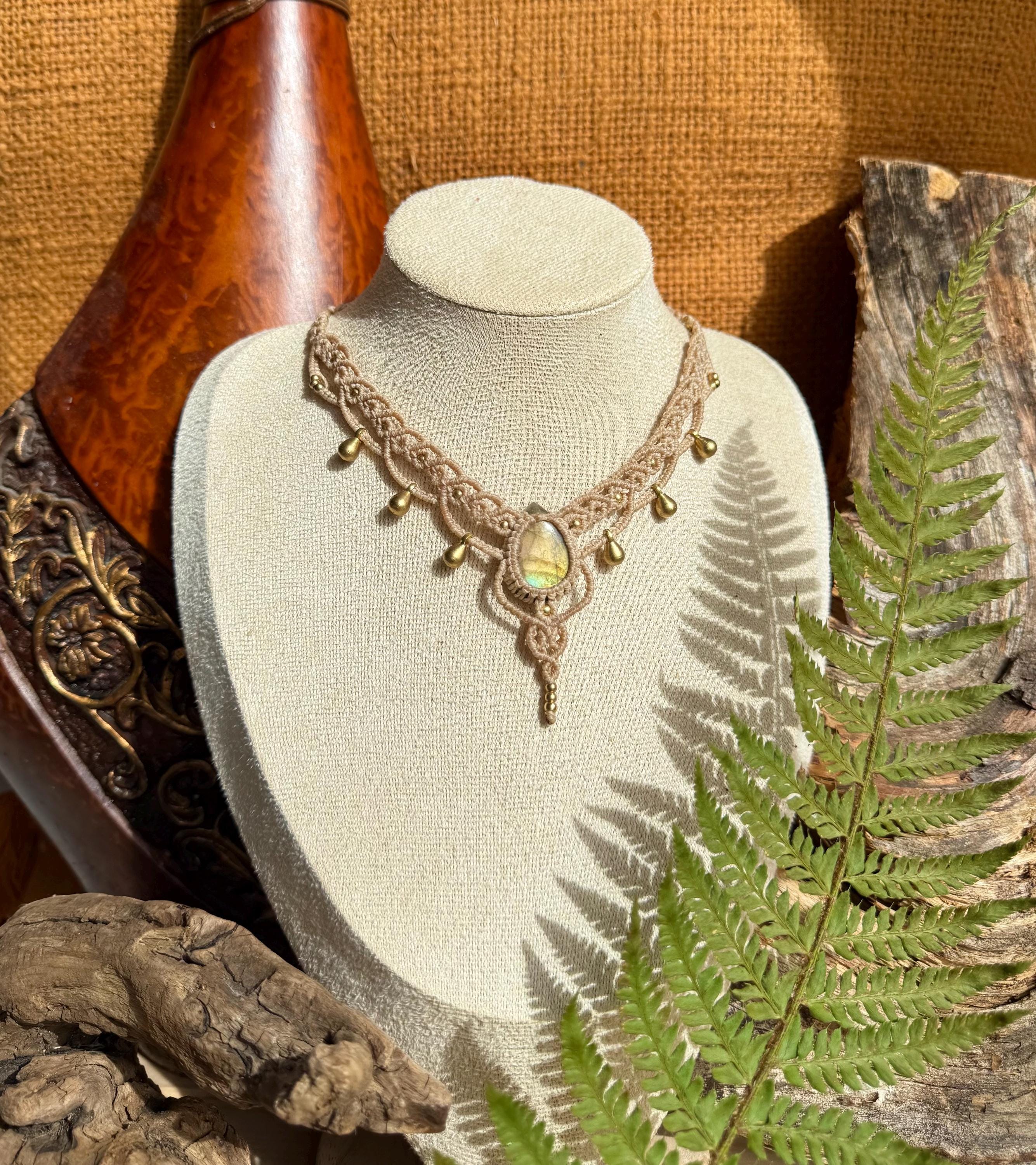 Collier avec une pierre de labradorite et breloque goutte