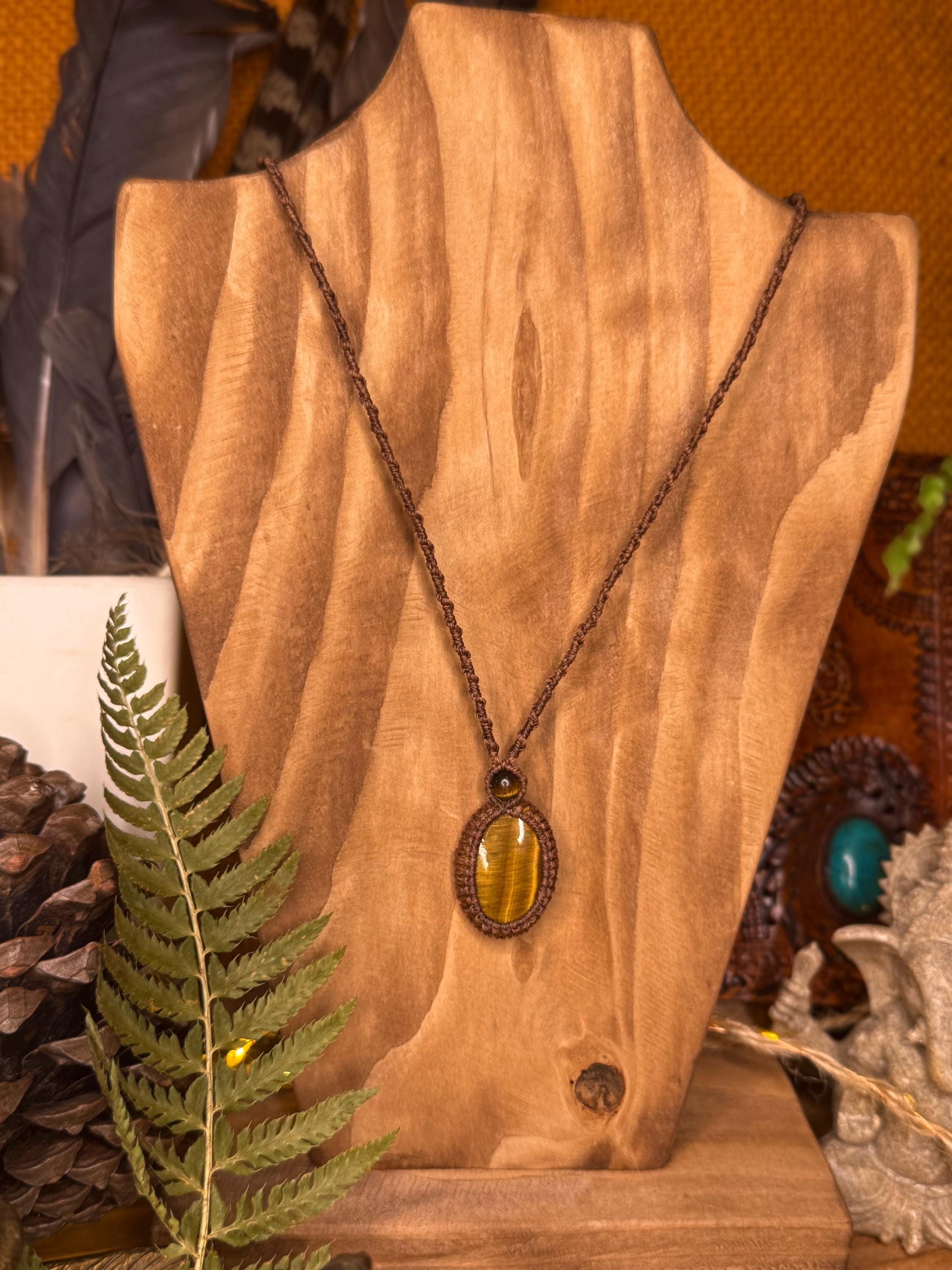 Collier avec une pierre d’œil de tigre