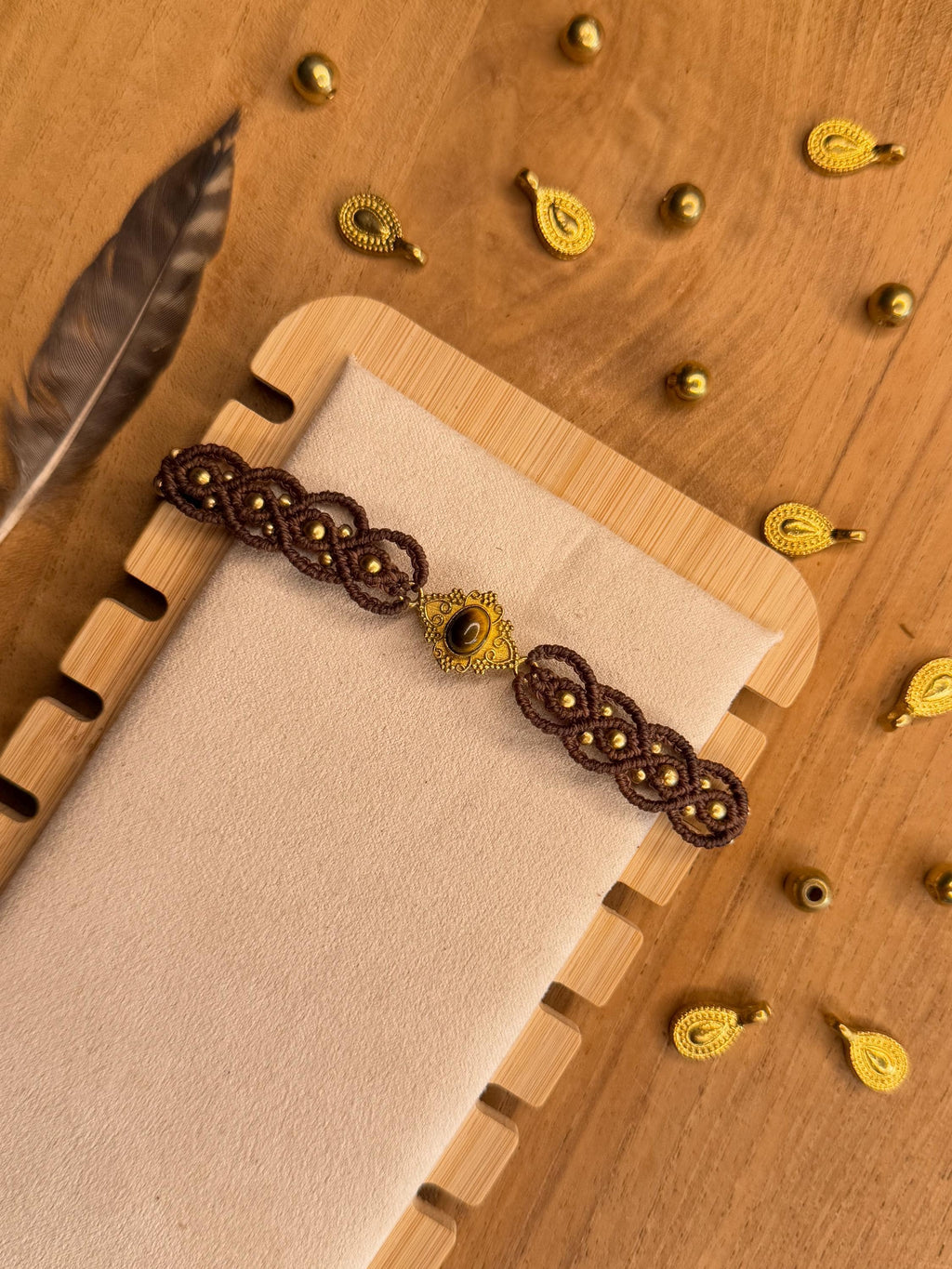 bracelet breloque en laiton doré et œil de tigre