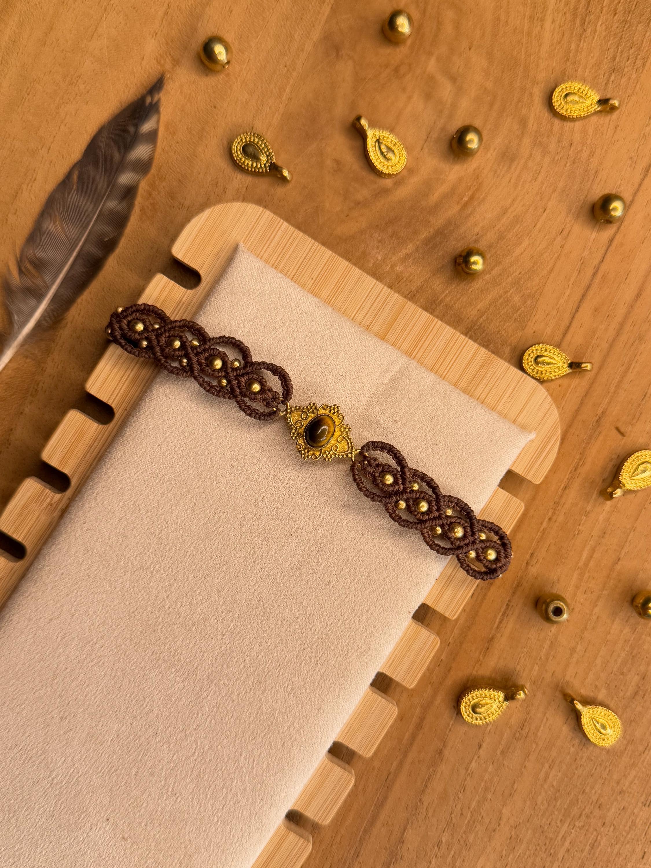 bracelet breloque en laiton doré et œil de tigre