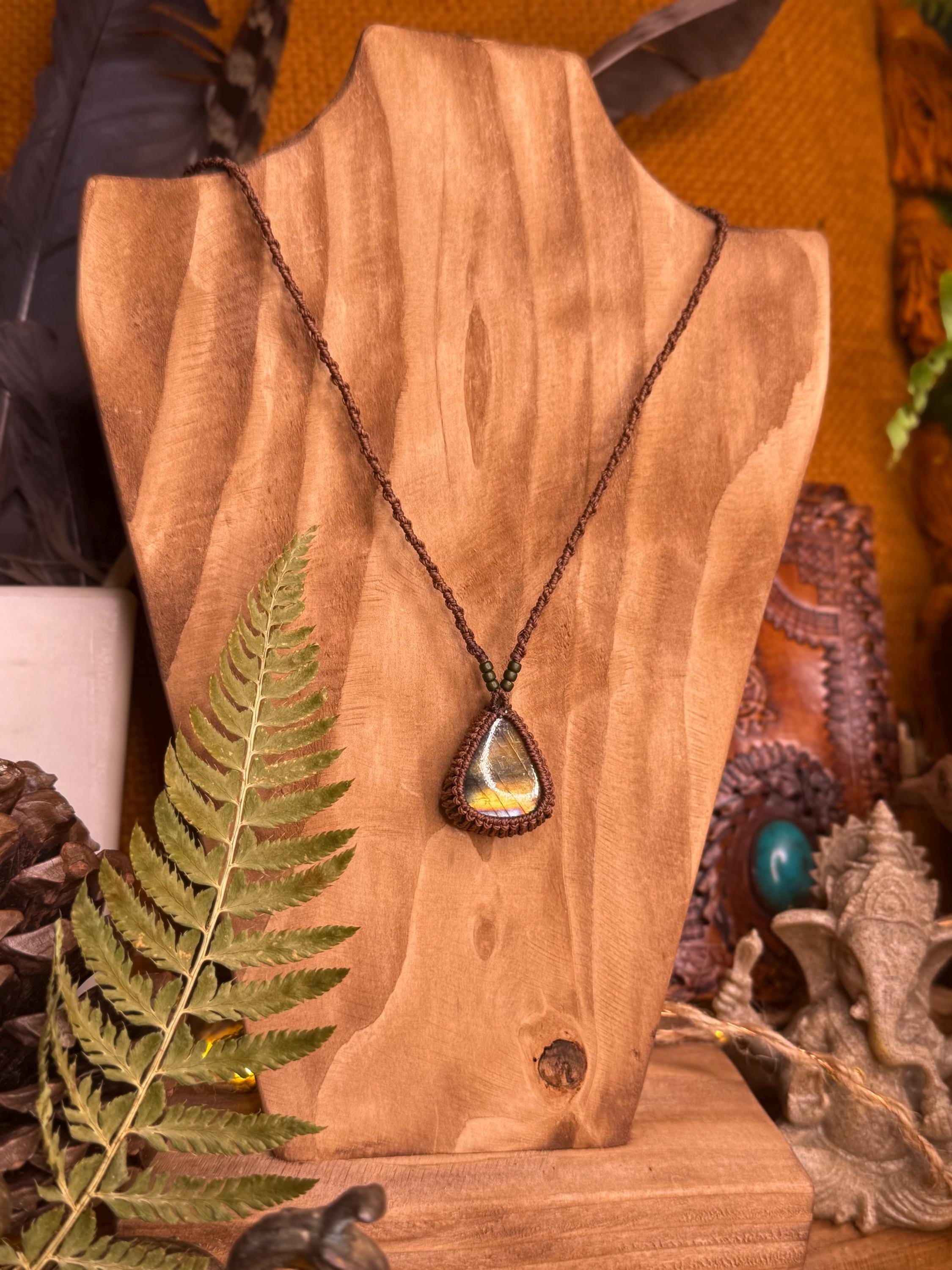 Collier avec une pierre d’œil de tigre