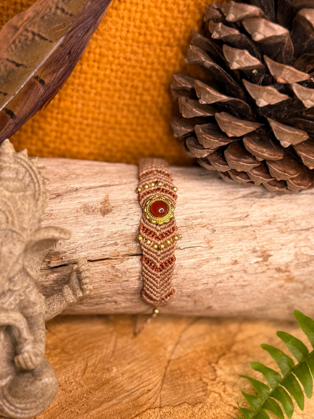 Bracelet avec une pierre de cornaline rainurée