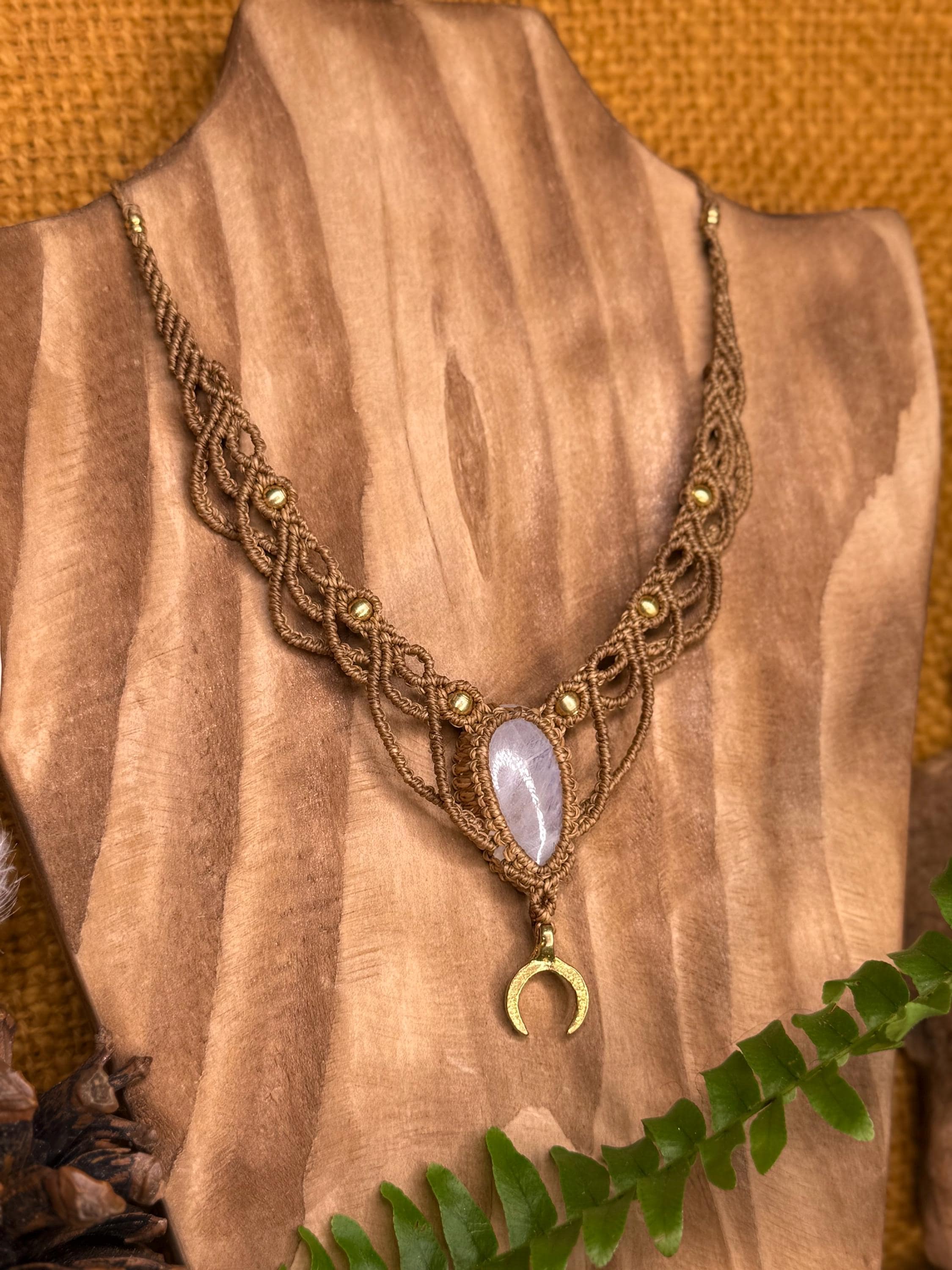 Collier • Tour de cou avec une pierre de lune et breloque en laiton (neckband)