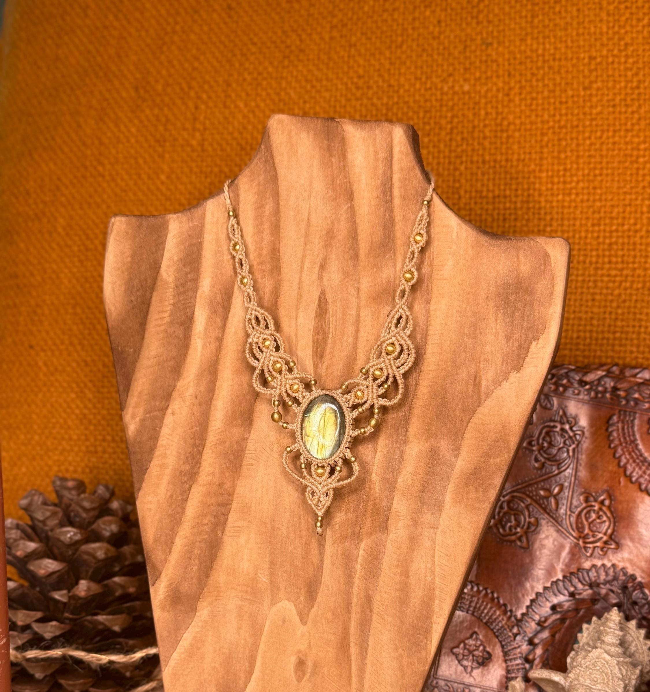 Collier avec une pierre de labradorite