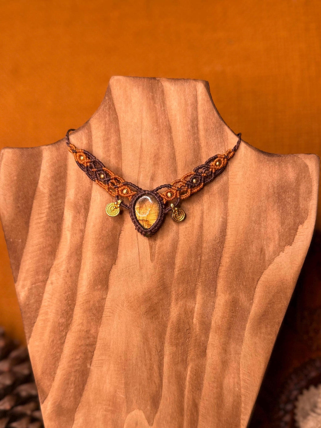 Collier • Tour de cou avec une pierre de labradorite • breloque en laiton (Neckband-ras de cou)