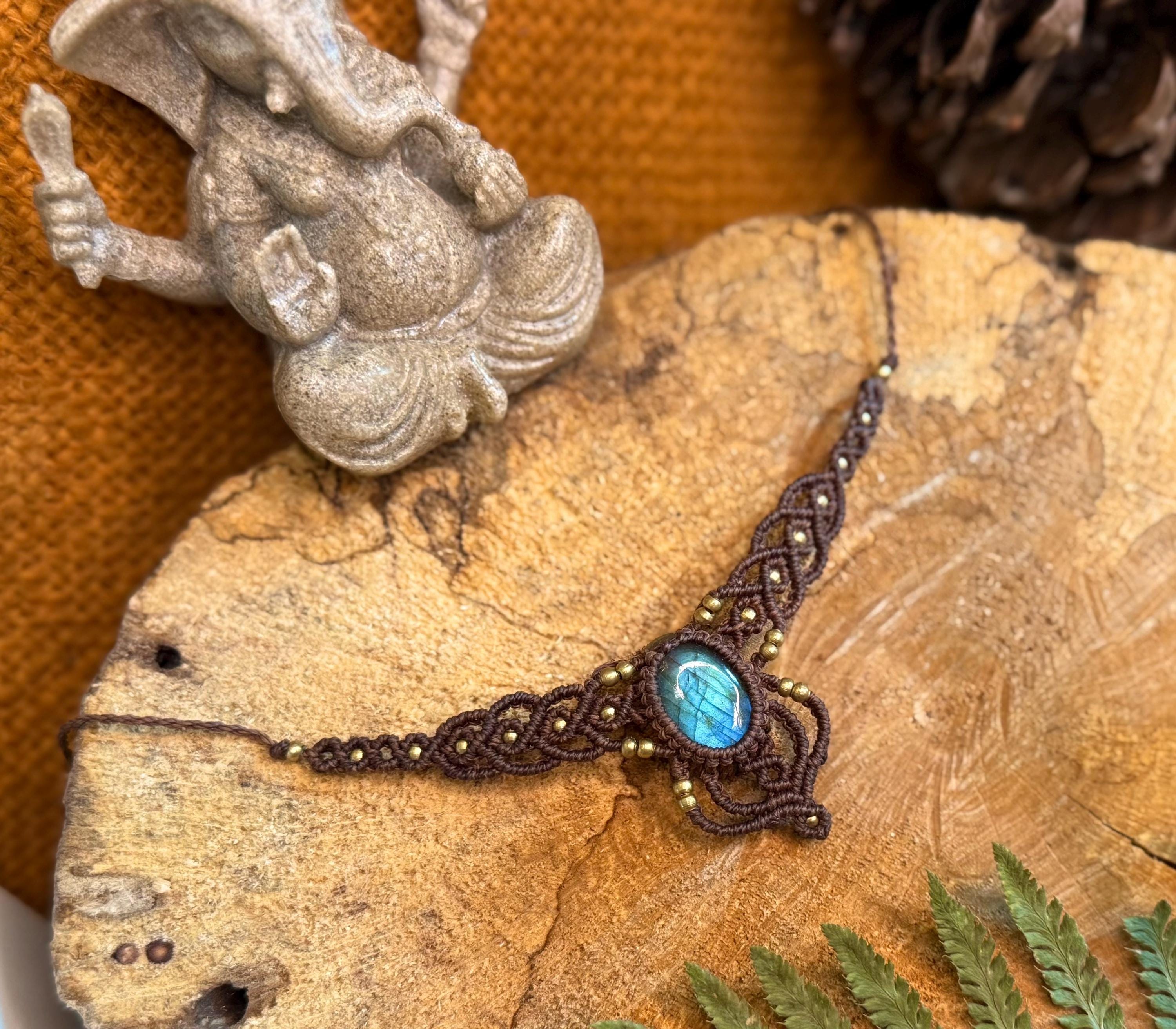 Tour de cou avec une pierre de  labradorite (ras de cou - Neckband)