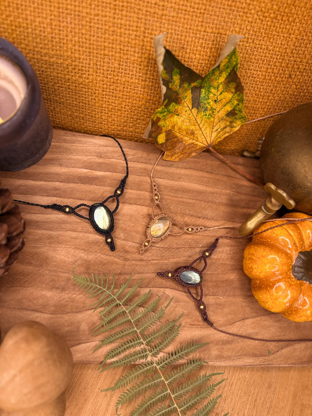 Collier avec une pierre de labradorite • talisman