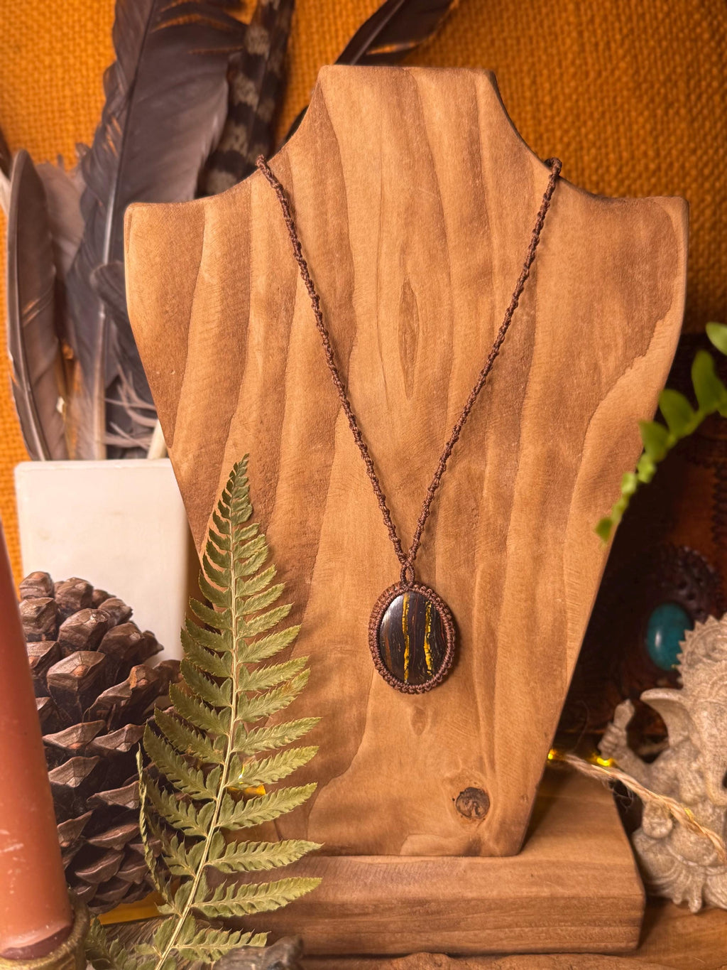 Collier avec une pierre d’œil de fer