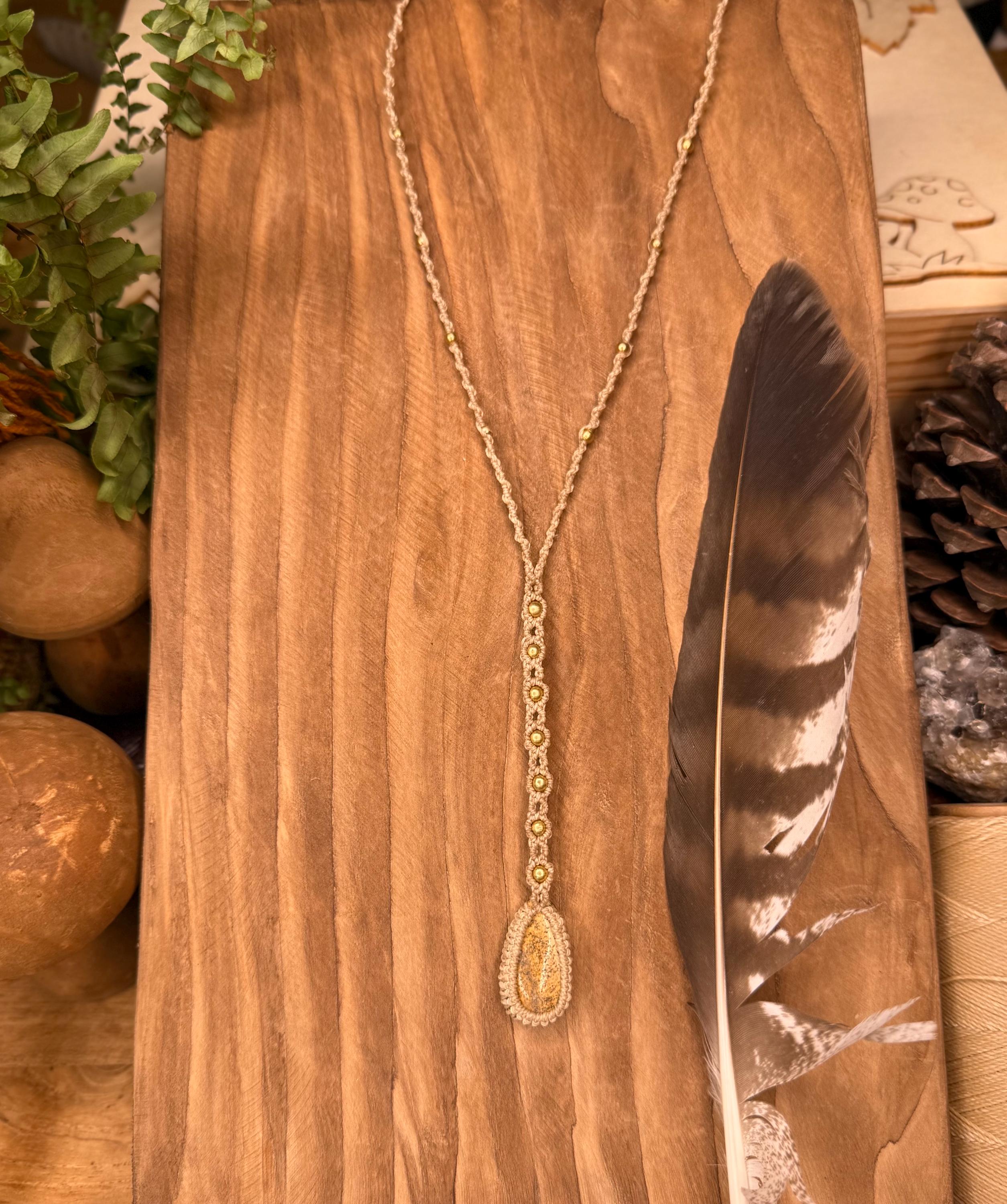 Collier • sautoir avec une pierre de jaspe et laiton doré • connexion à la terre