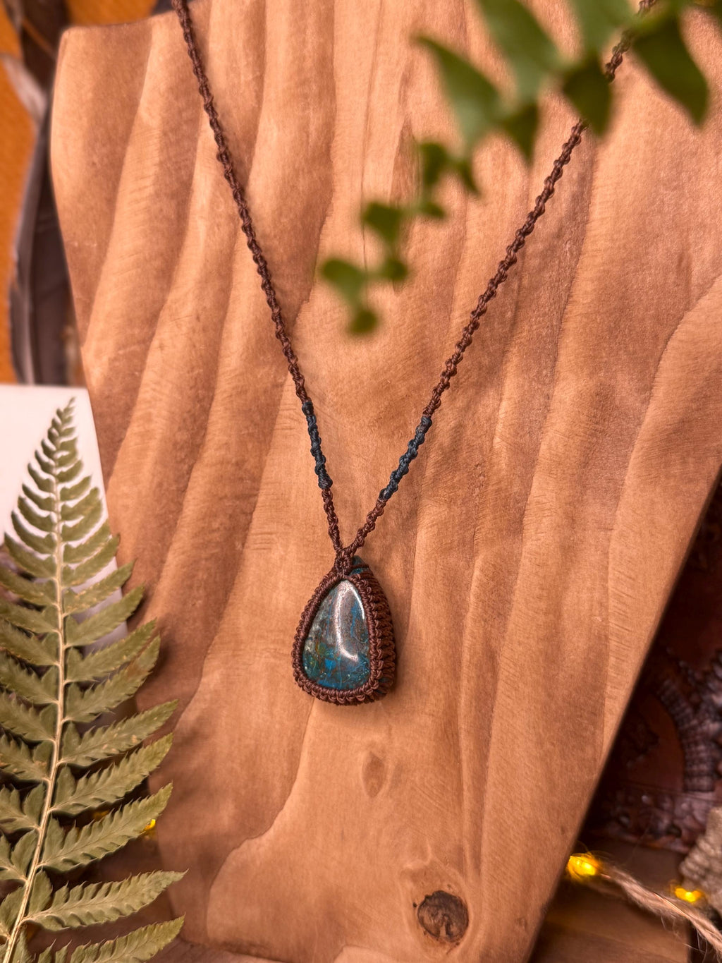 Collier avec une pierre de chrysocolle