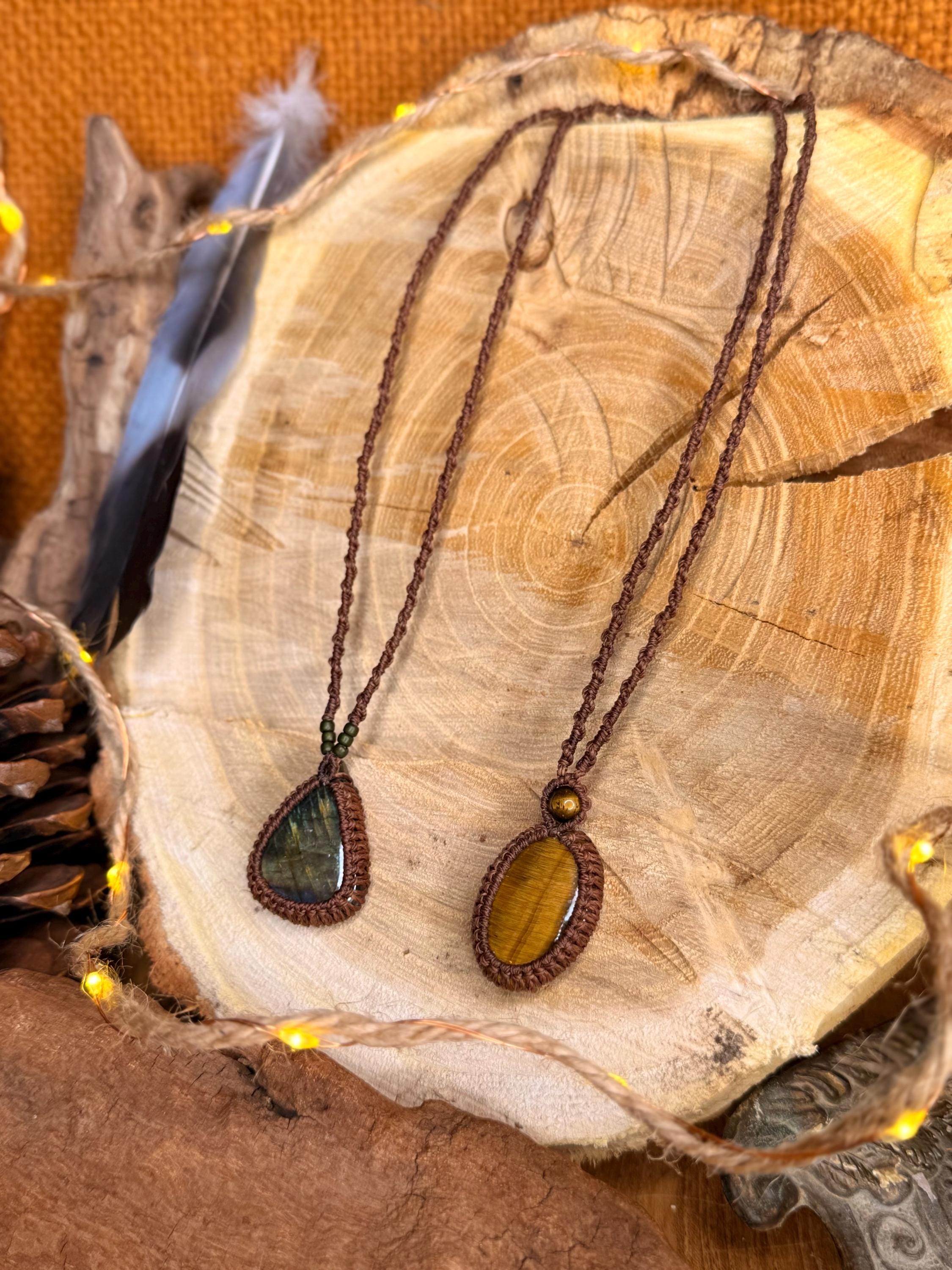 Collier avec une pierre d’œil de tigre