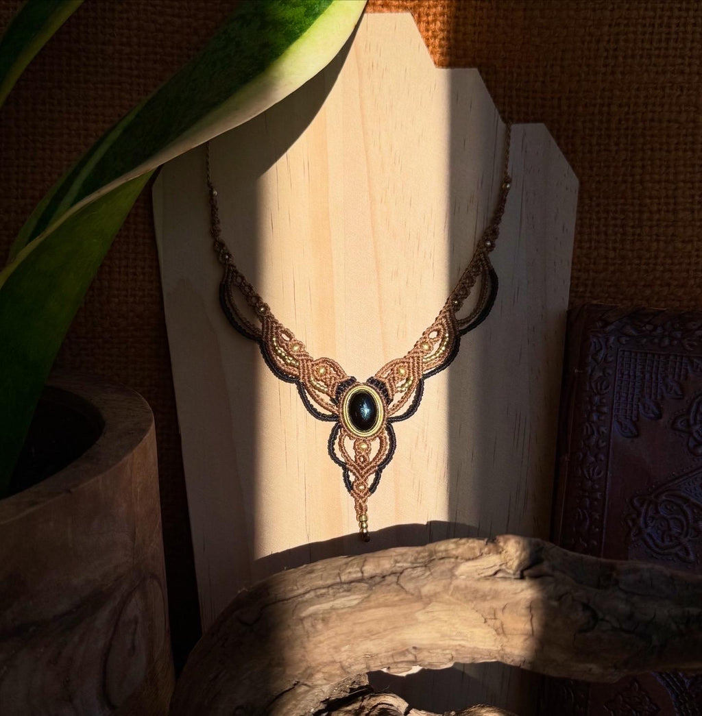 Collier avec une pierre naturelle onyx noir• Pierre de protection