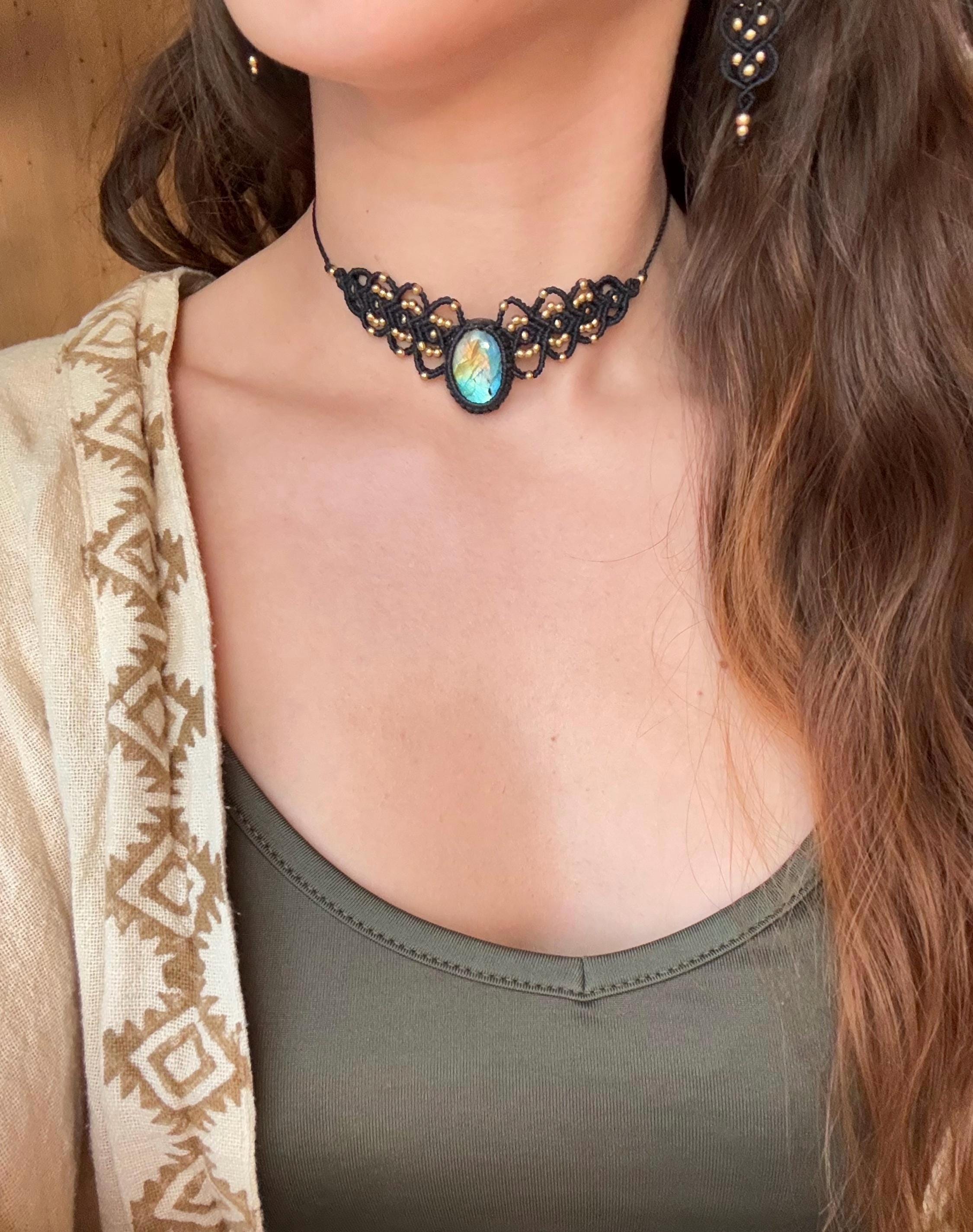 Collier • Tour de cou avec une pierre de labradorite (Neckband-ras de cou)