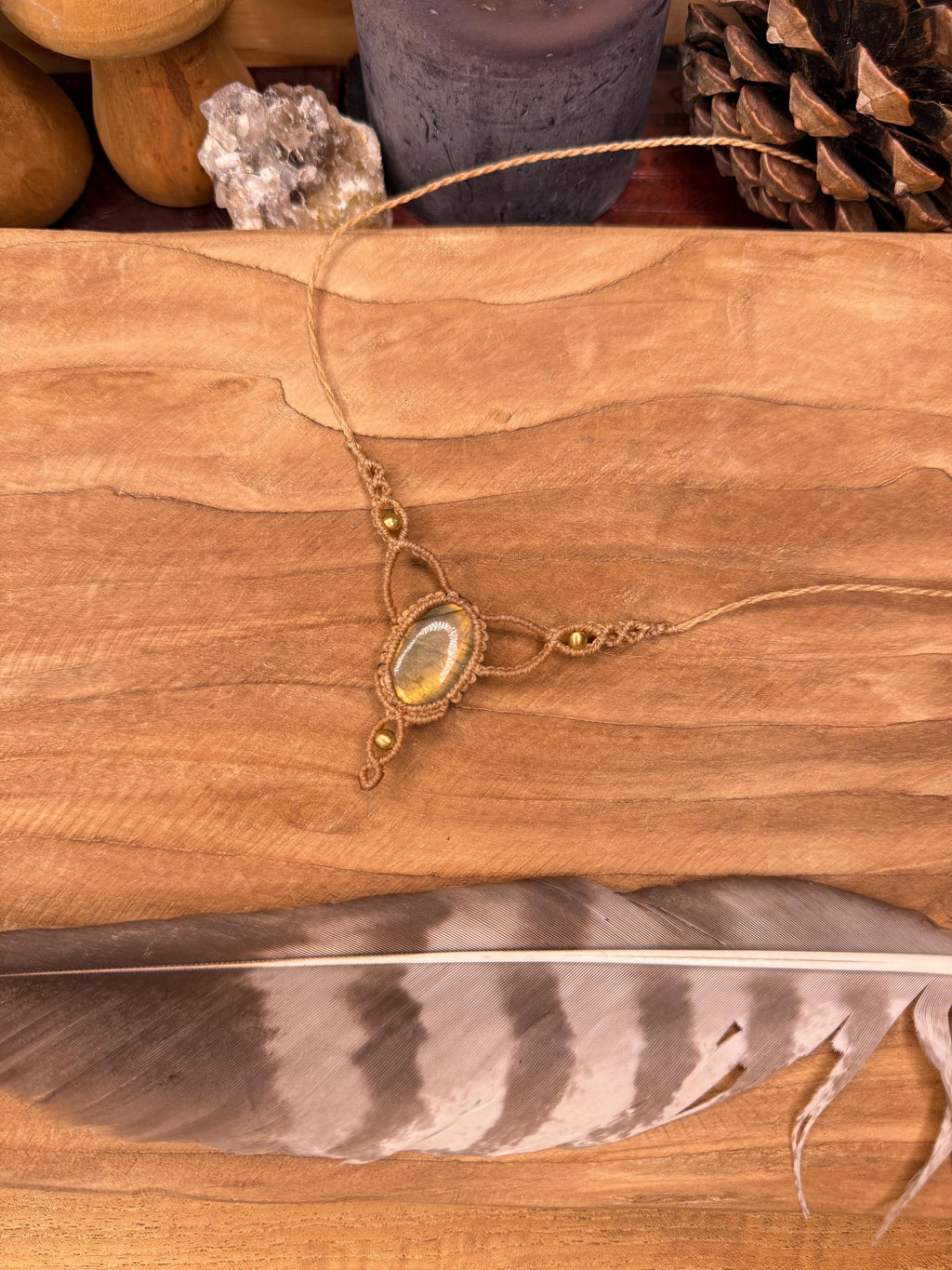 Collier avec une pierre de labradorite • talisman