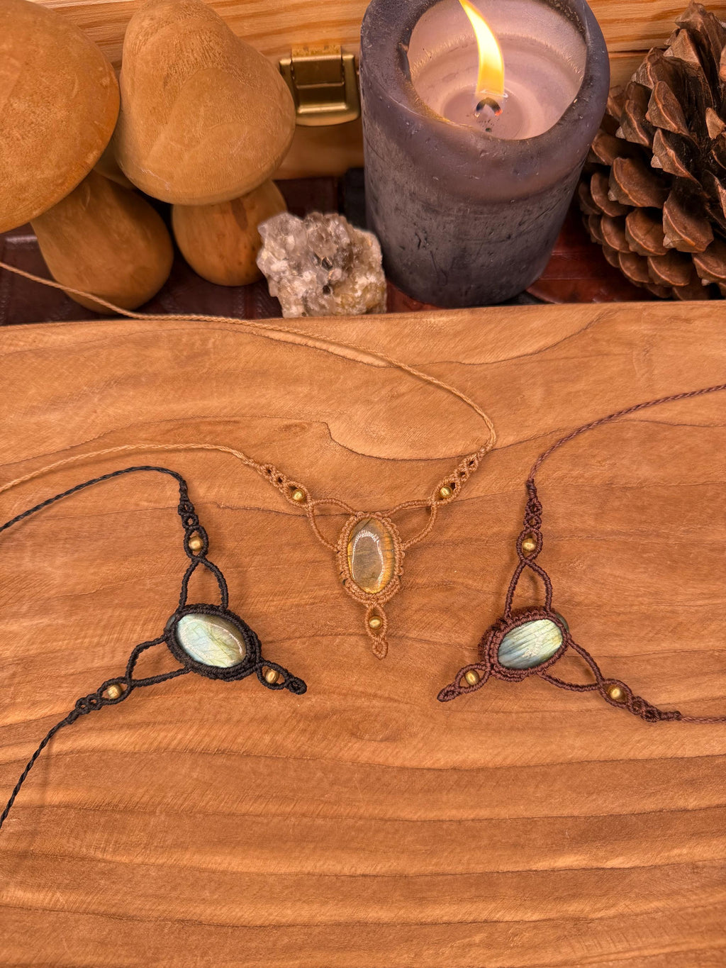 Collier avec une pierre de labradorite • talisman