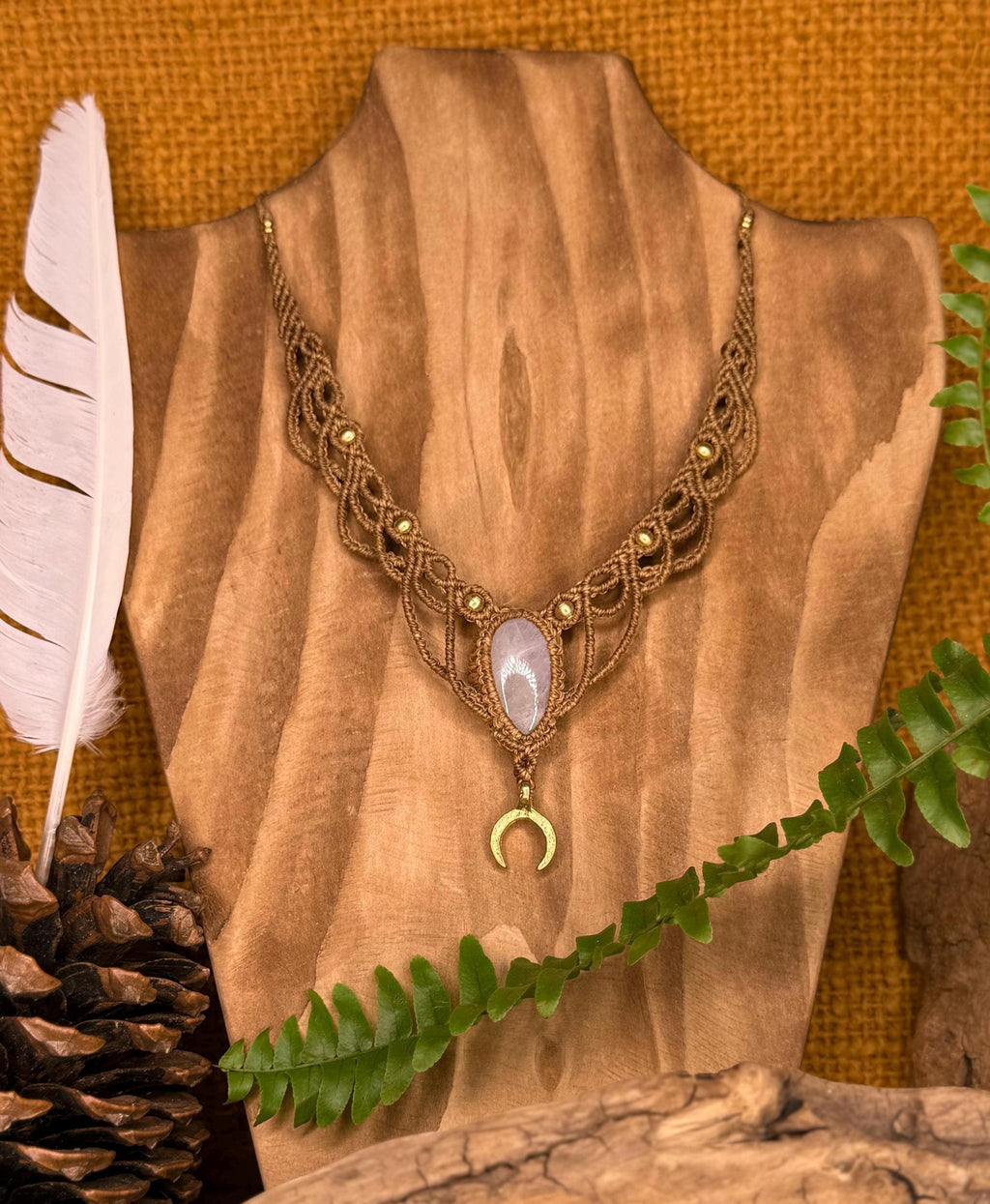 Collier • Tour de cou avec une pierre de lune et breloque en laiton (neckband)