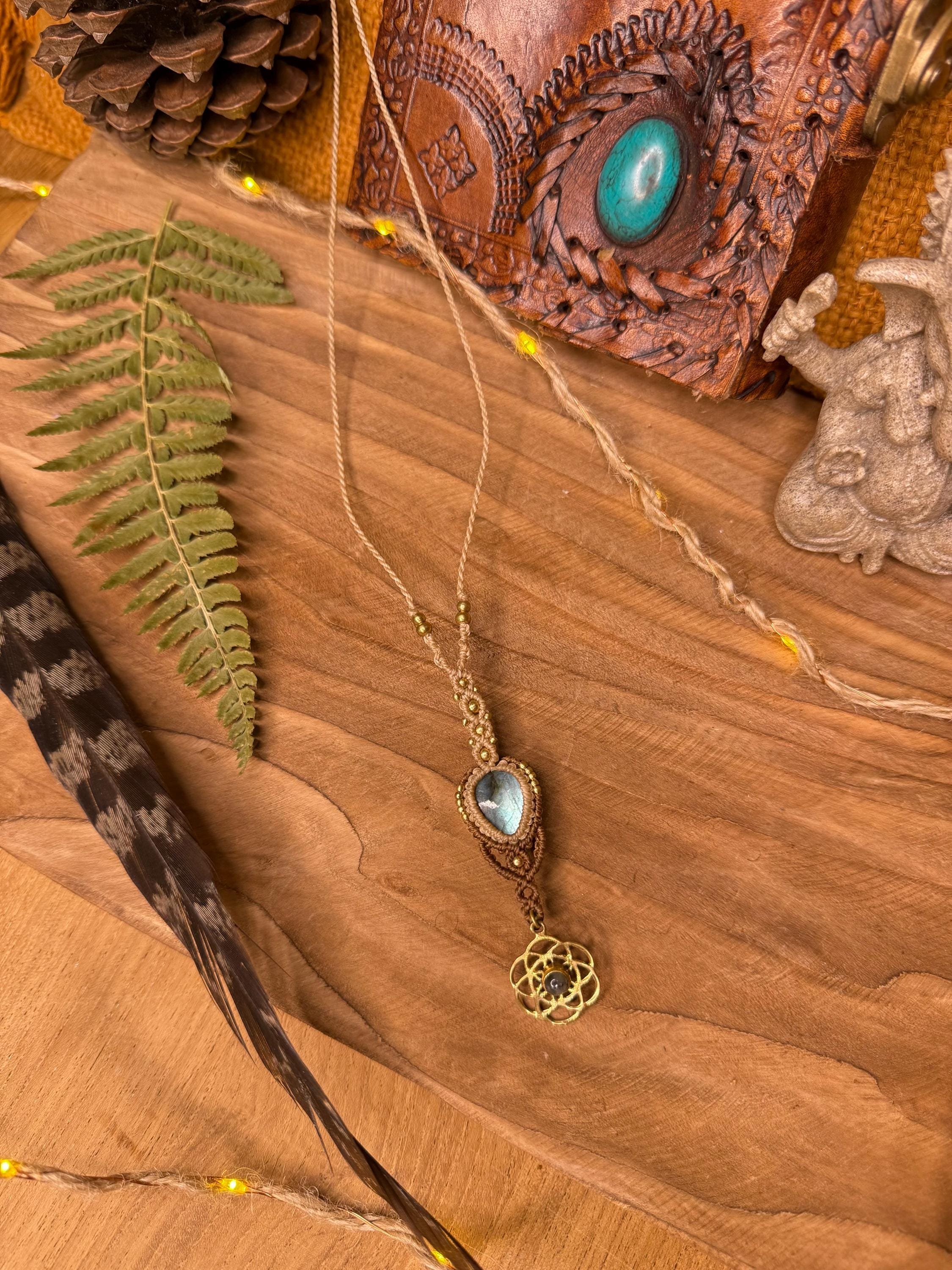 Collier • sautoir avec une pierre de labradorite et pendentif en laiton