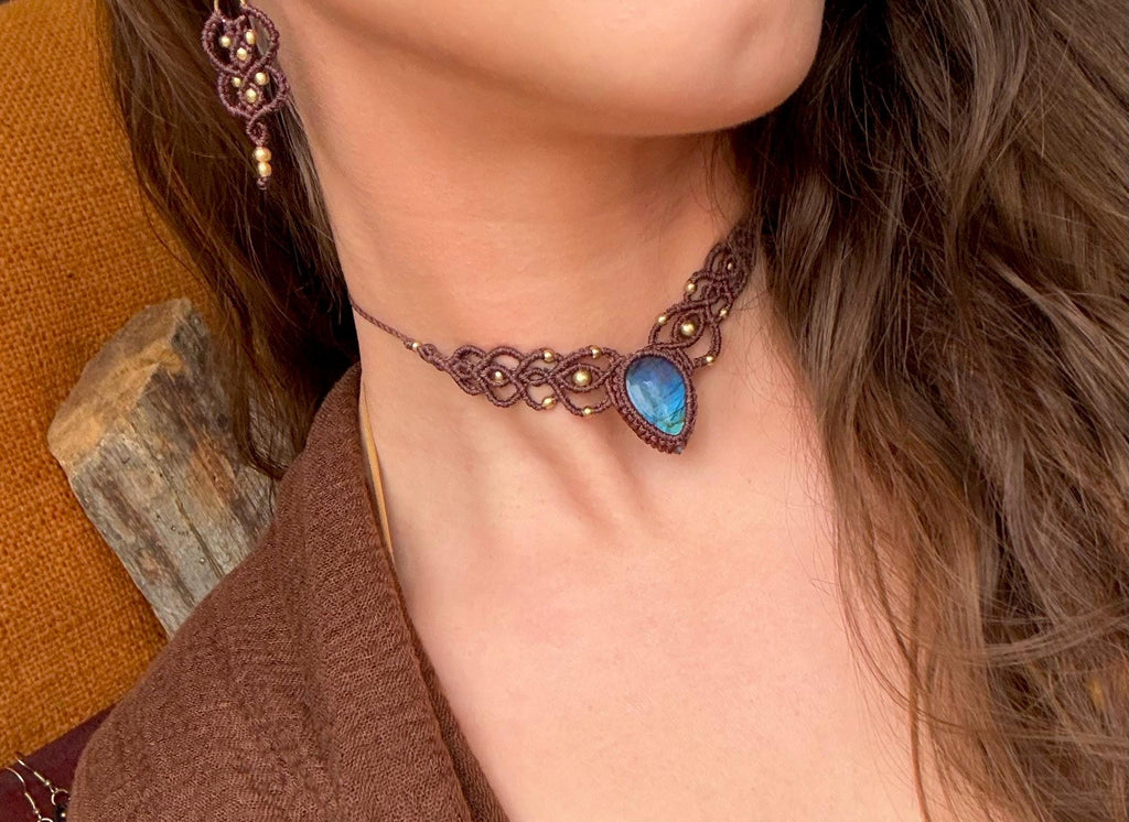 Collier • Tour de cou avec une pierre de labradorite (Neckband-ras de cou)