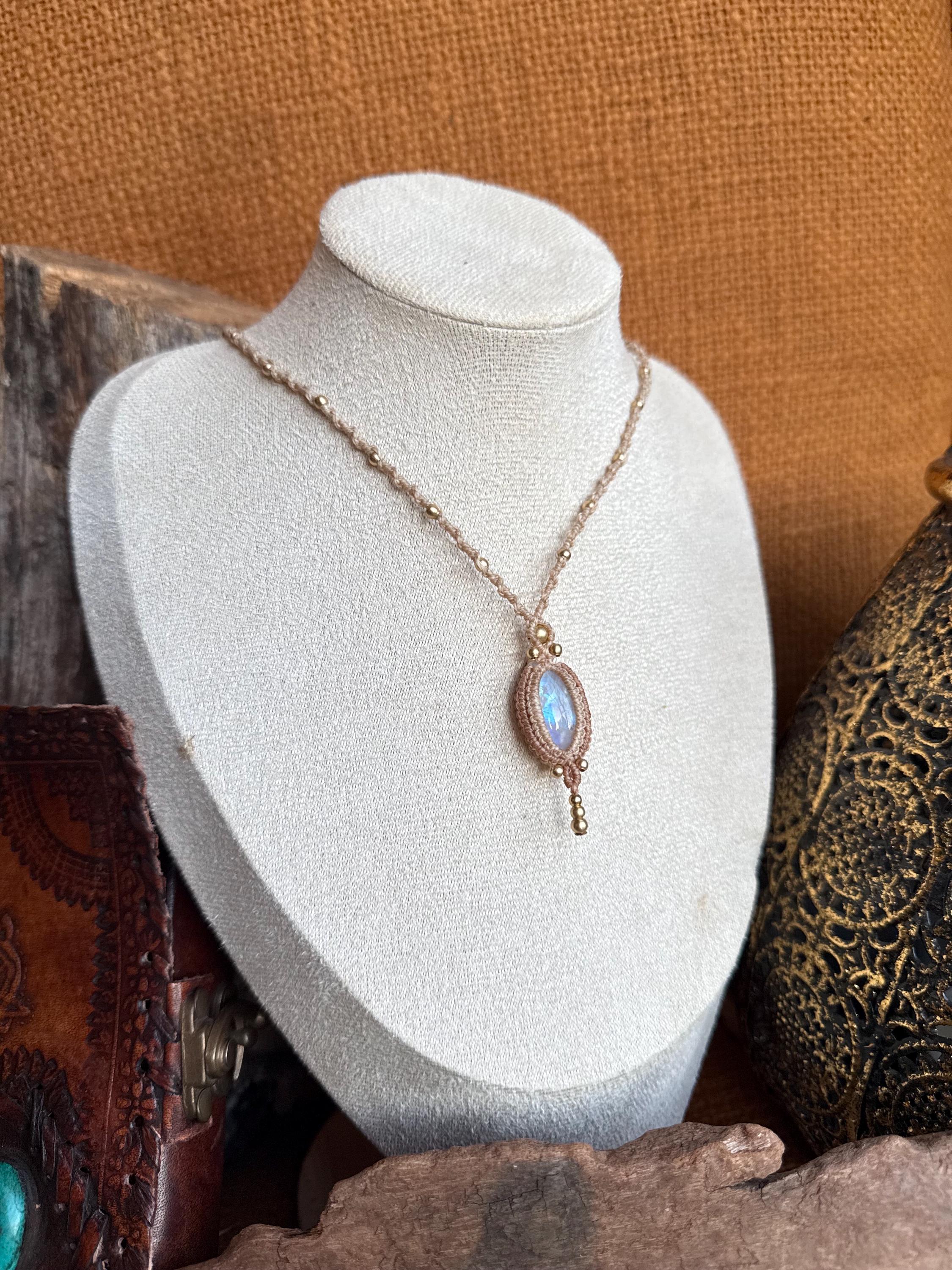 Collier pierre de lune • féminine et intuitive