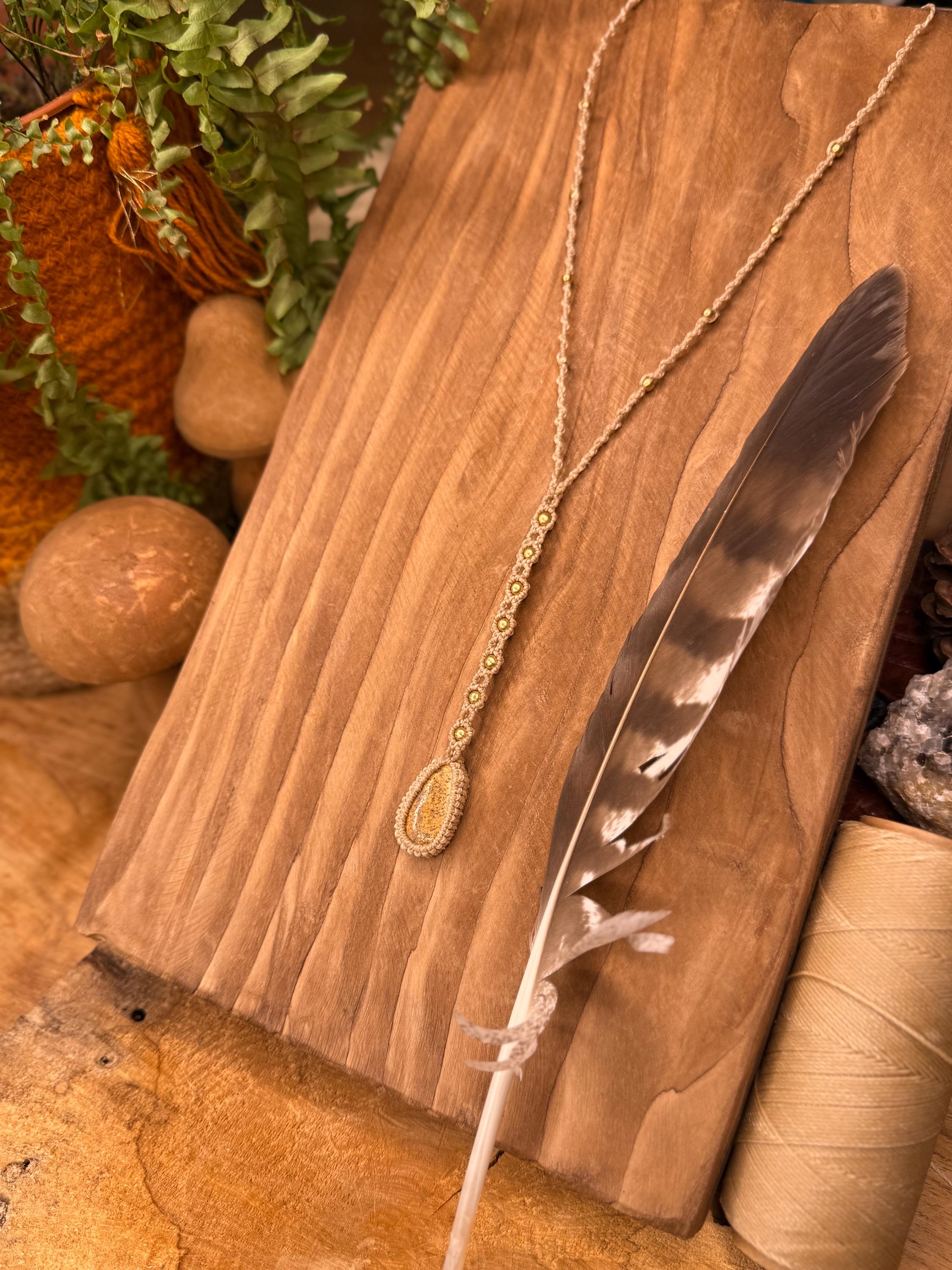 Collier • sautoir avec une pierre de jaspe et laiton doré • connexion à la terre