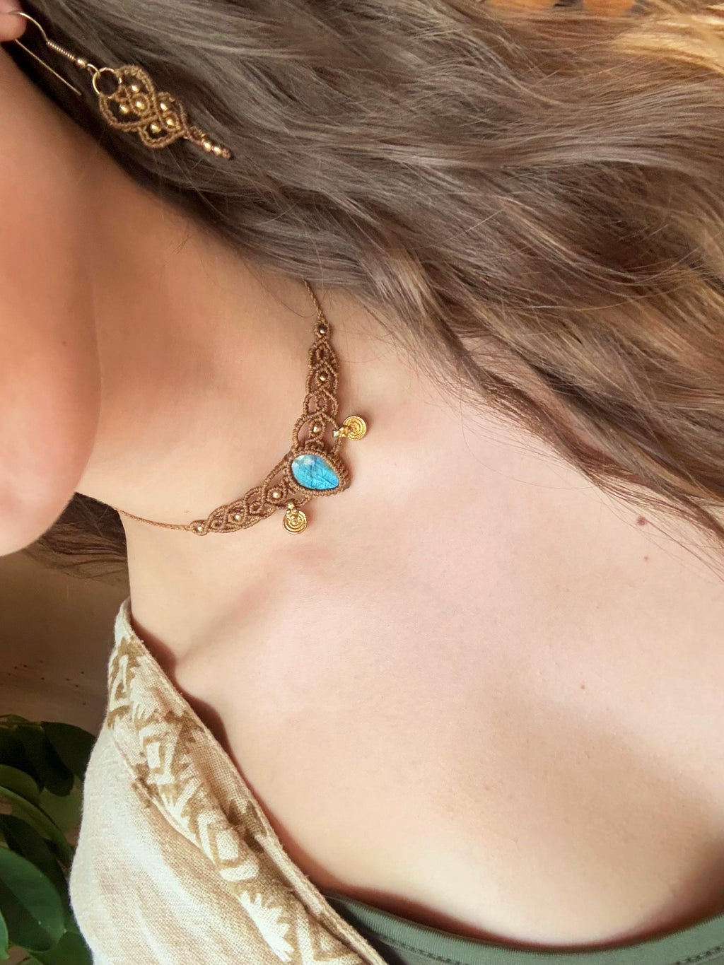 Collier • Tour de cou avec une pierre de labradorite • breloque en laiton (Neckband-ras de cou)