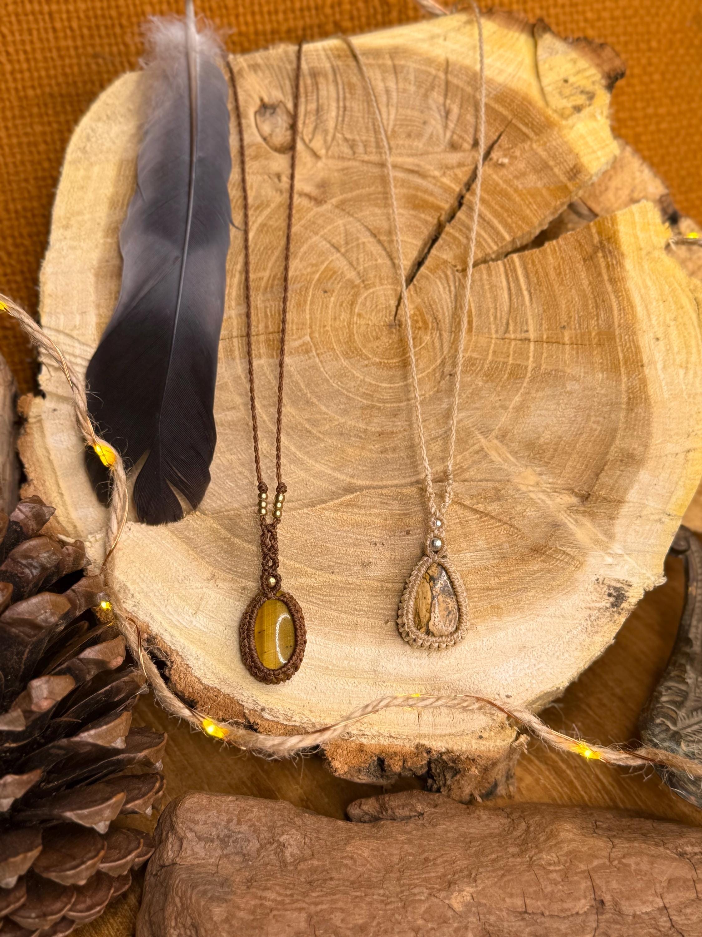 Collier fait main en micro-macramé avec pierre œil de tigre ou jaspe paysage cadeau énergétique collier bohème