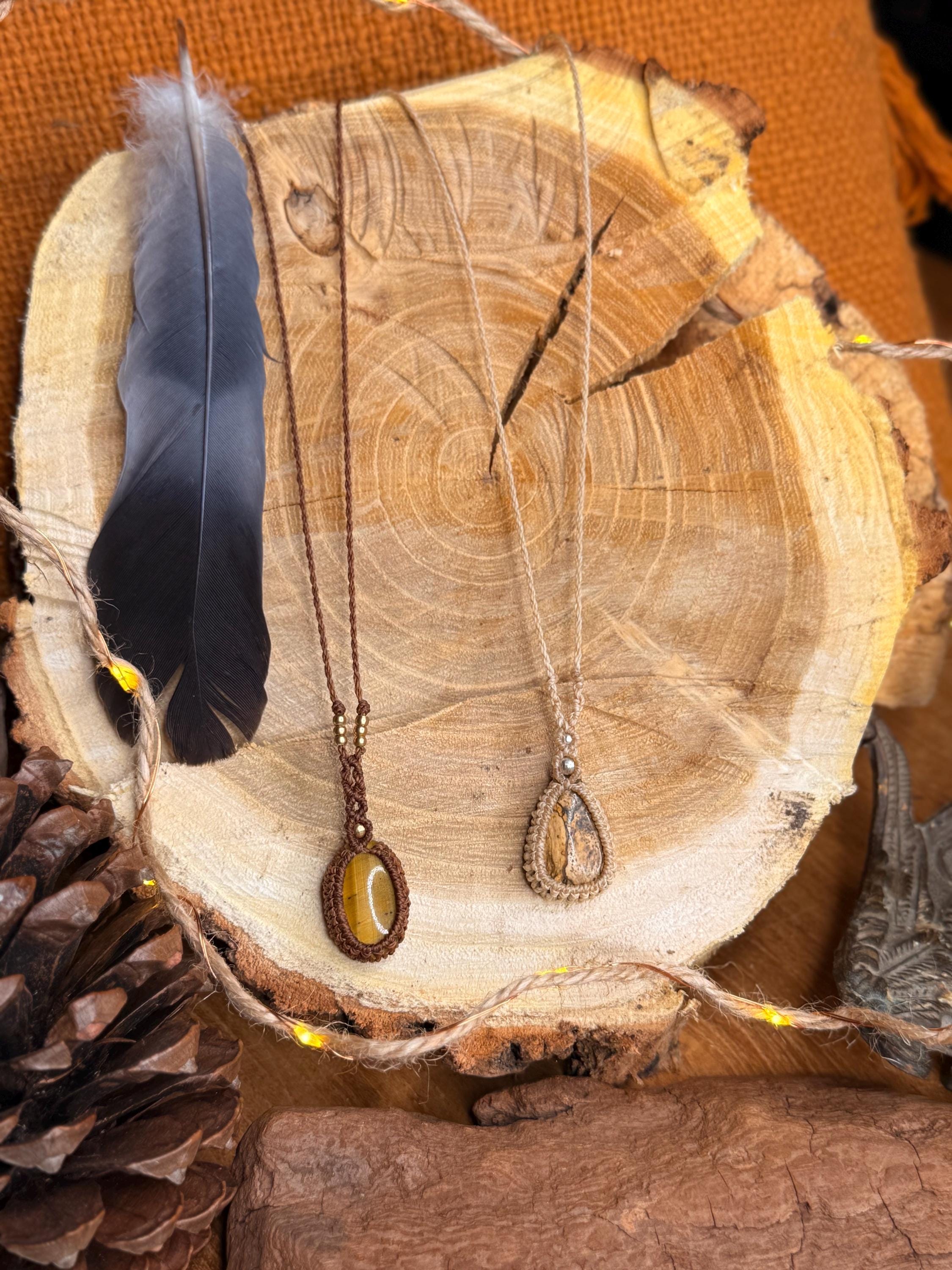 Collier fait main en micro-macramé avec pierre œil de tigre ou jaspe paysage cadeau énergétique collier bohème