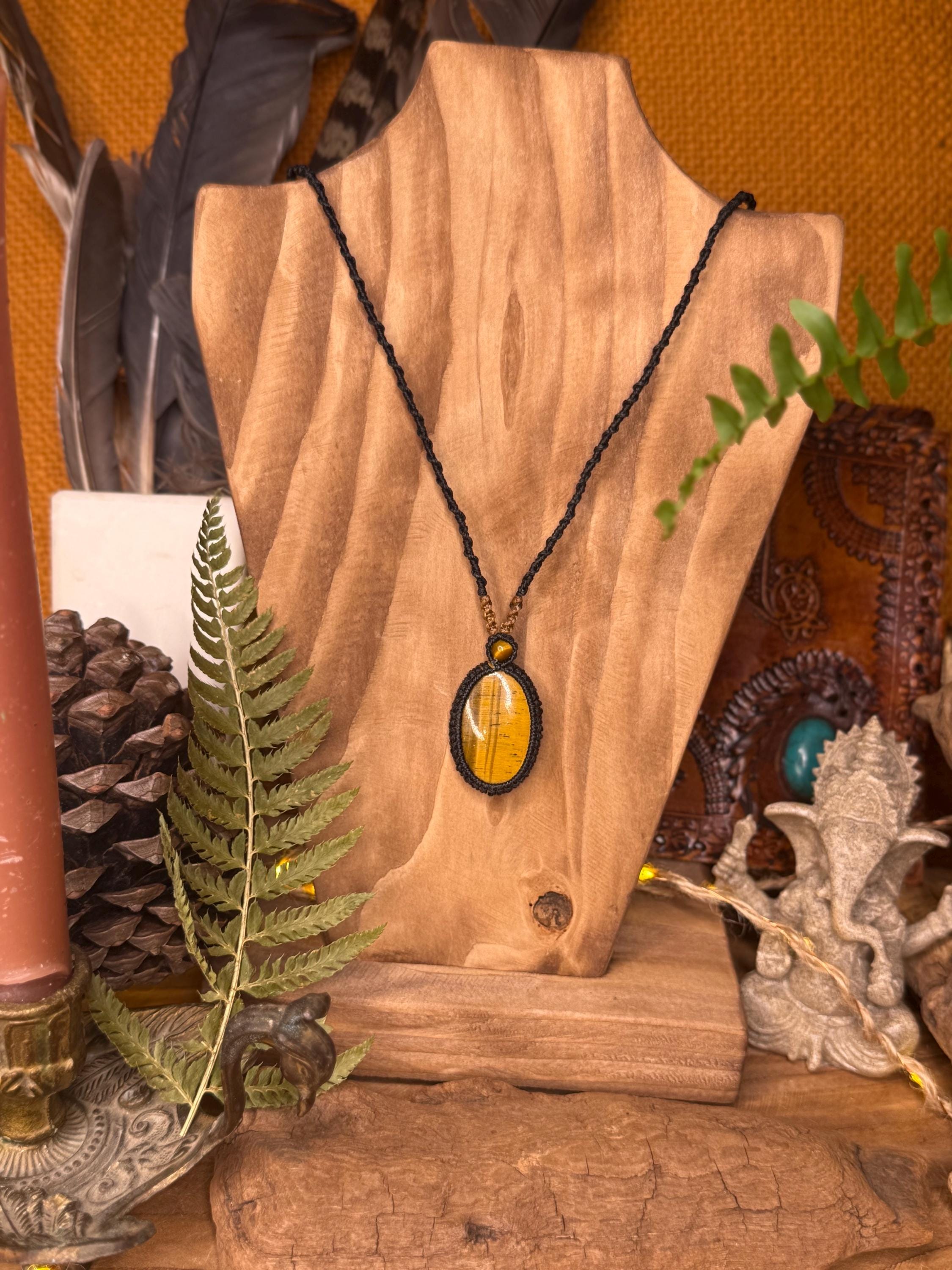 Collier fait main en micro-macramé avec pierre œil de tigre - makrame - collier hippie - collier bohème - collier zen - collier homme femme