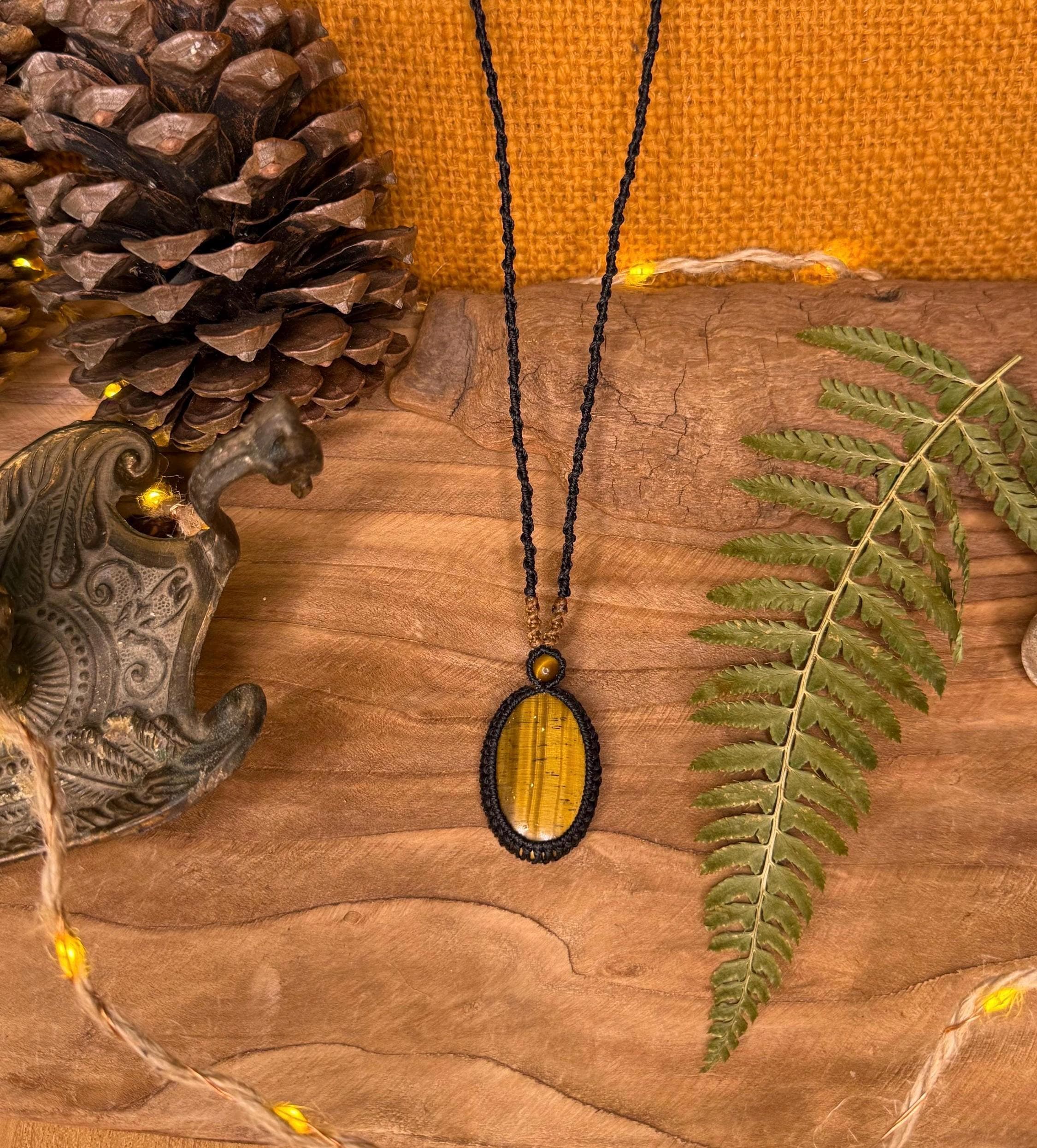 Collier fait main en micro-macramé avec pierre œil de tigre - makrame - collier hippie - collier bohème - collier zen - collier homme femme