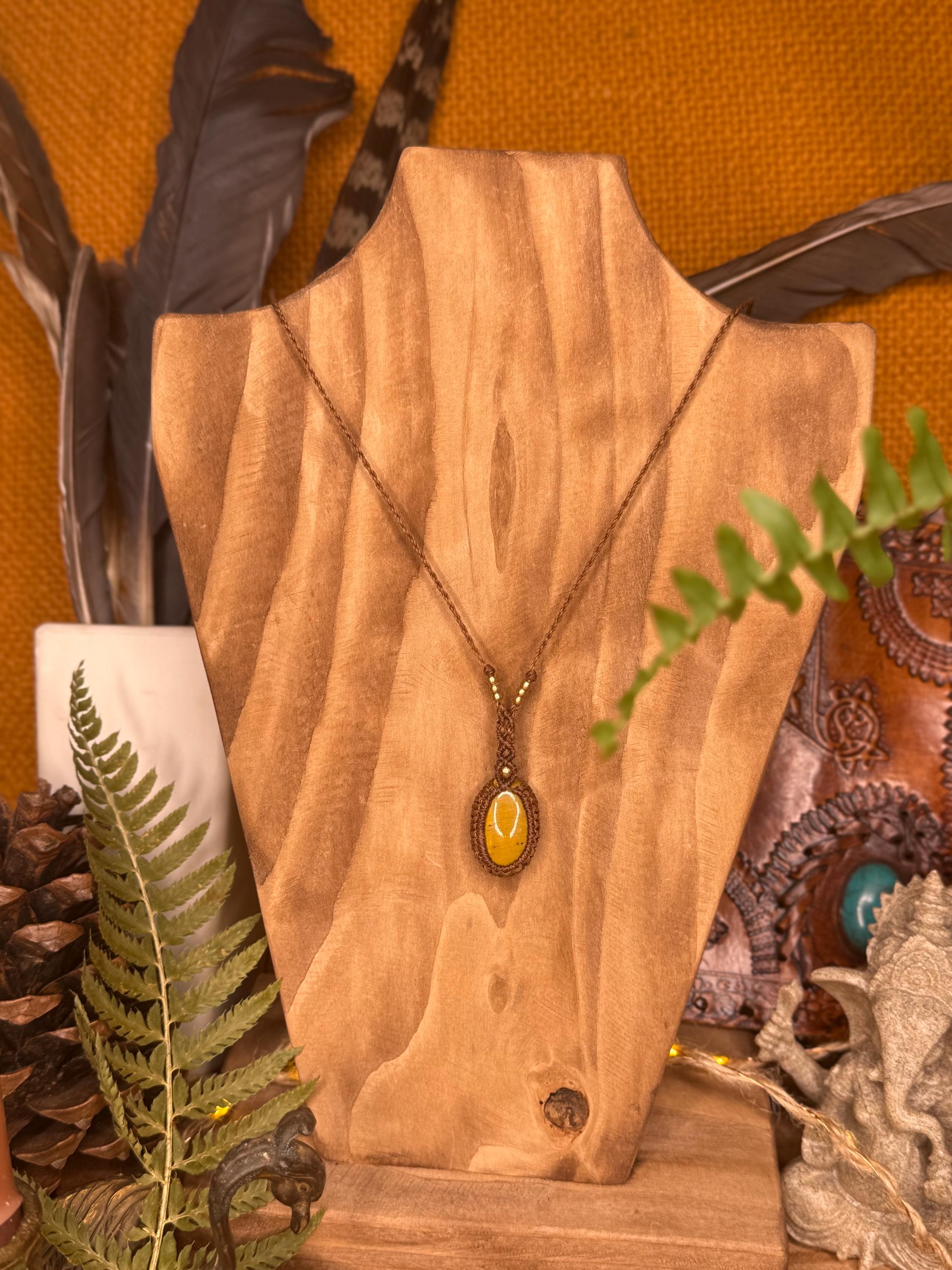 Collier fait main en micro-macramé avec pierre œil de tigre ou jaspe paysage cadeau énergétique collier bohème