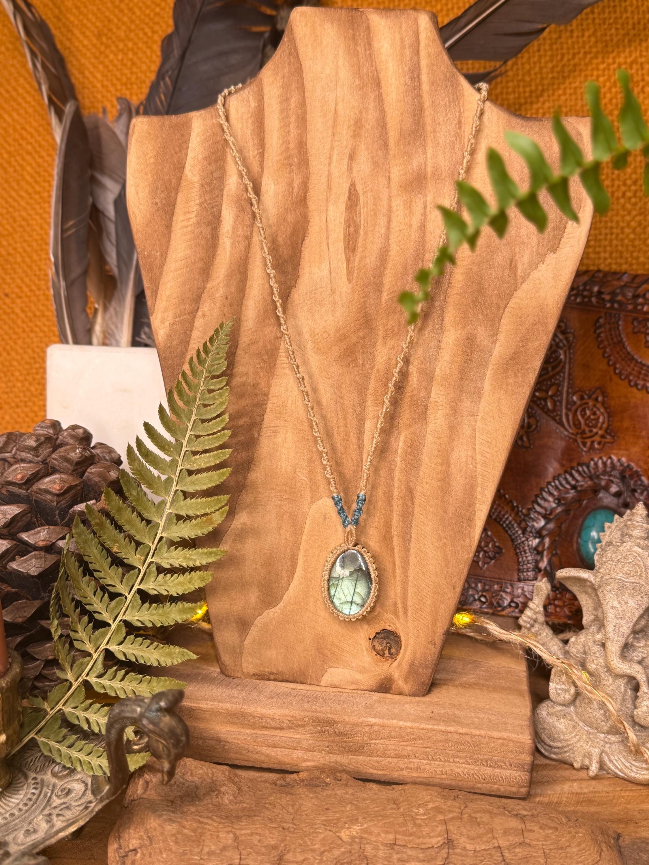 Collier fait main en micro-macramé avec pierre labradorite - makrame - collier hippie - collier bohème - collier homme - collier femme