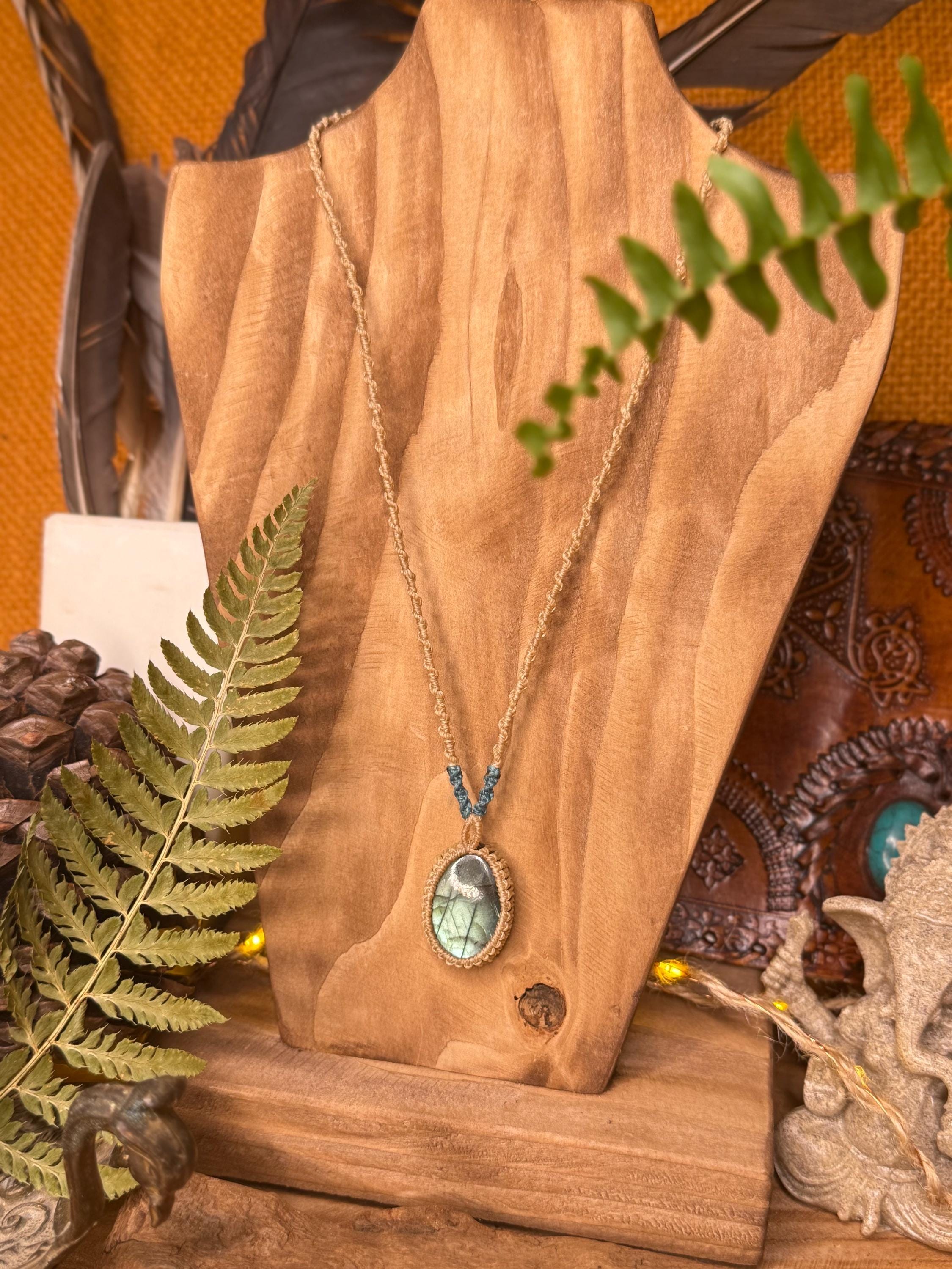 Collier fait main en micro-macramé avec pierre labradorite - makrame - collier hippie - collier bohème - collier homme - collier femme