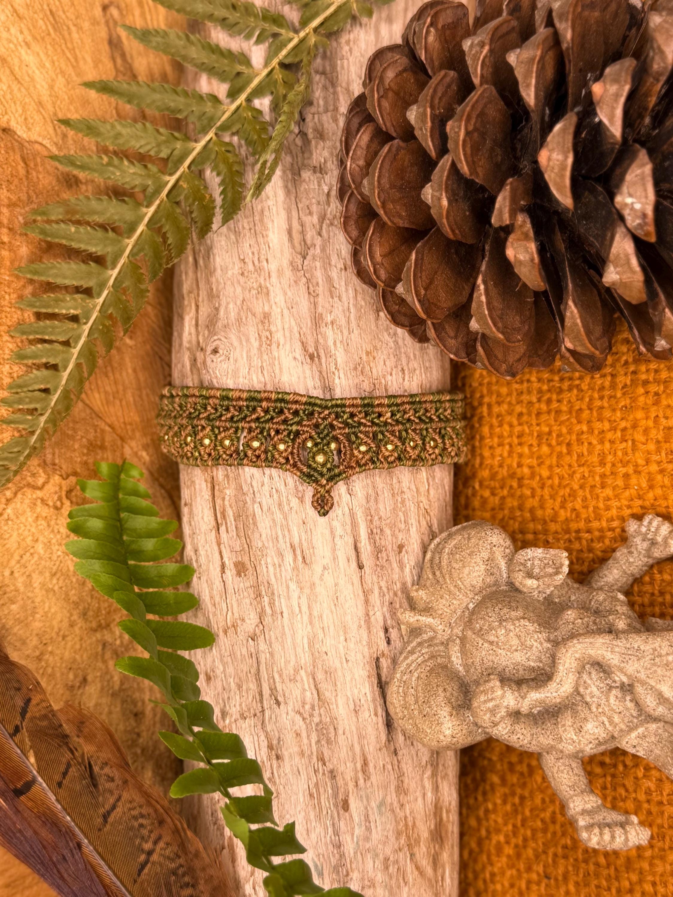 bracelet manchette micro-macramé fait main laiton makrame bohème cadeau énergétique médiéval