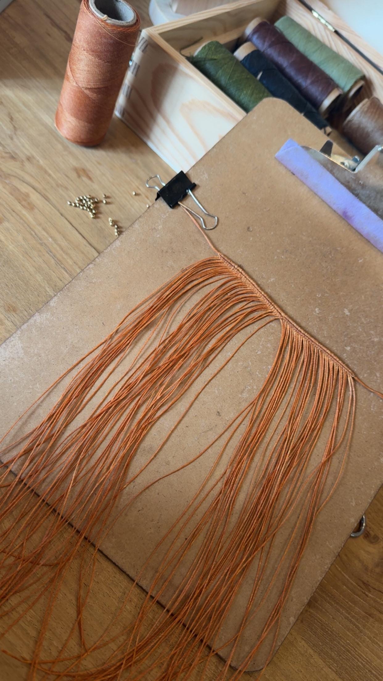 bracelet manchette micro-macramé fait main laiton makrame bohème cadeau énergétique médiéval