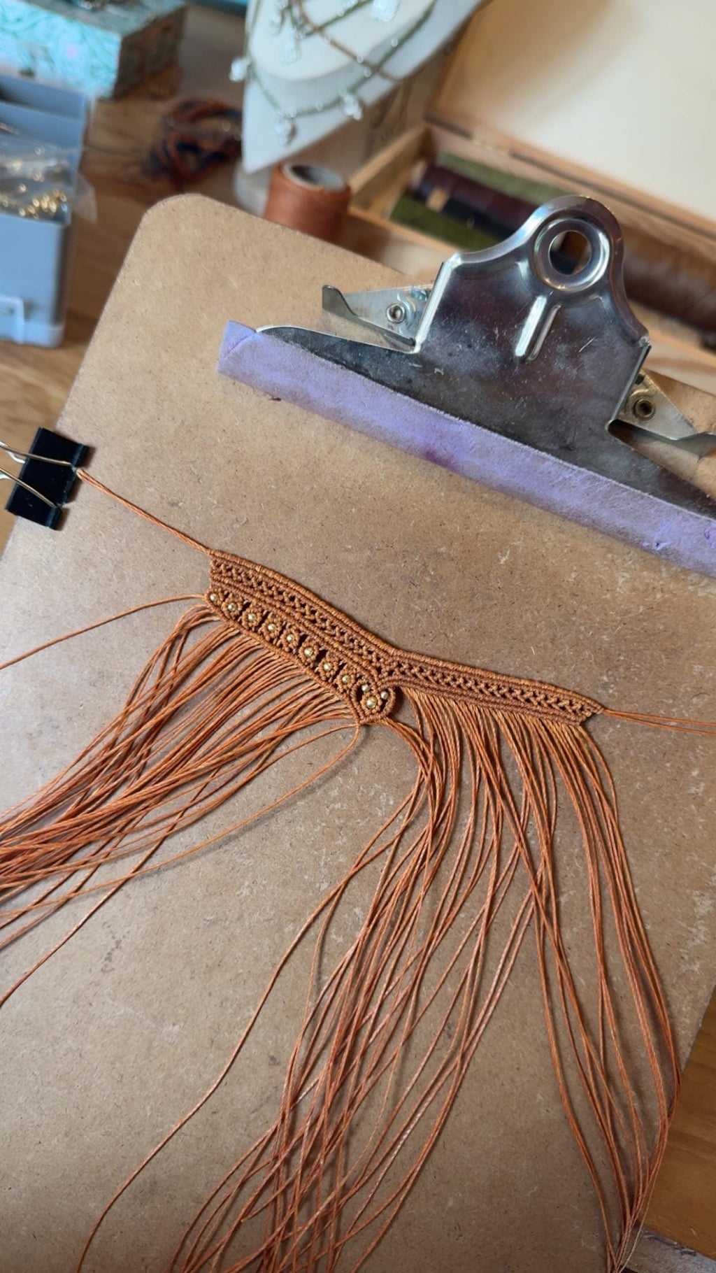 bracelet manchette micro-macramé fait main laiton makrame bohème cadeau énergétique médiéval