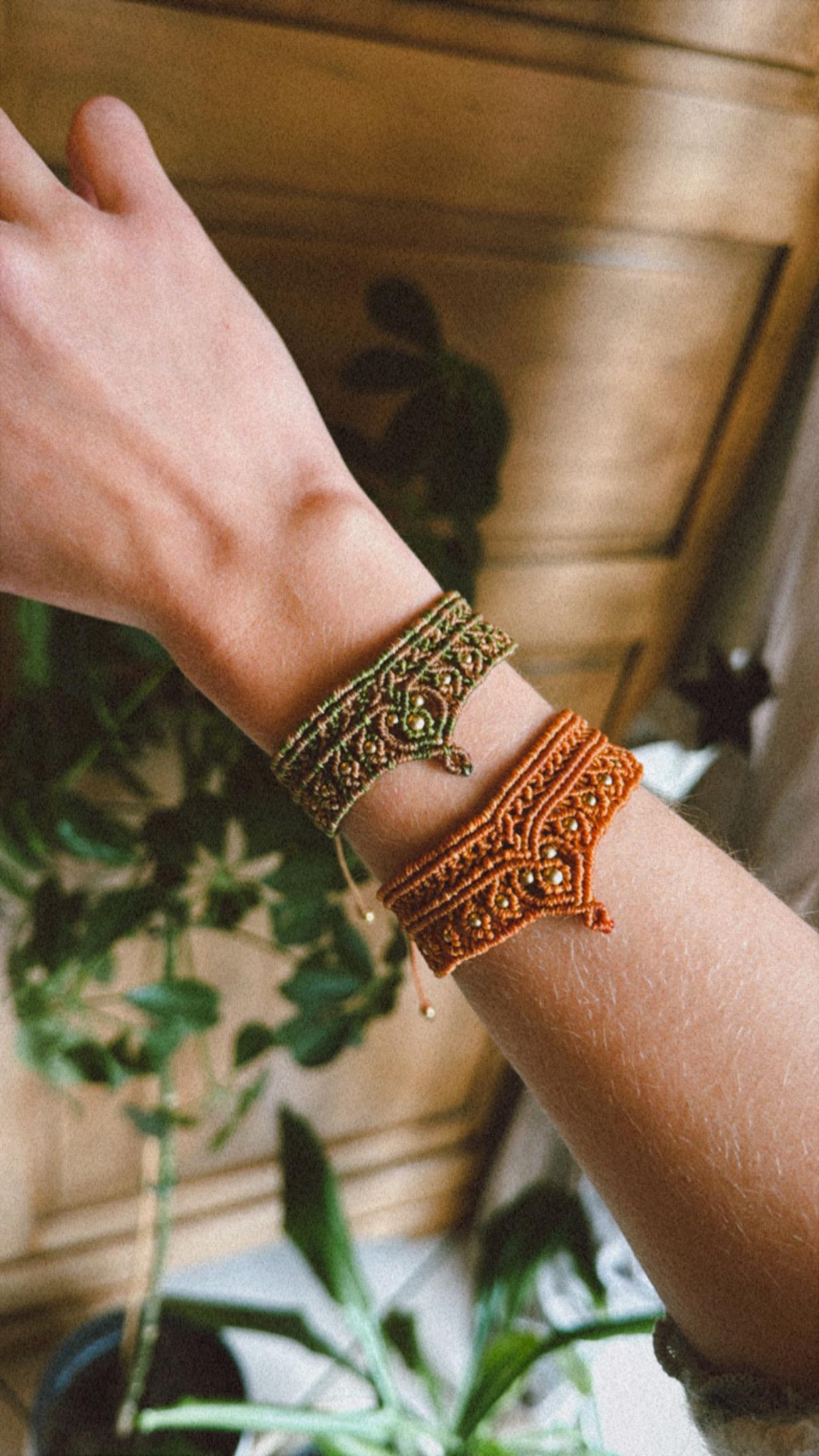 bracelet manchette micro-macramé fait main laiton makrame bohème cadeau énergétique médiéval