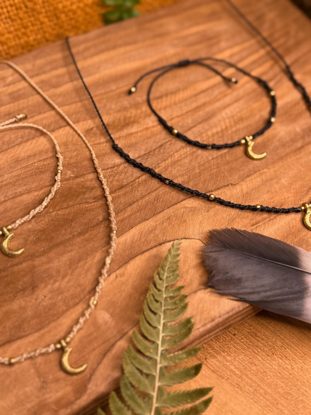 Ensemble de Tour de cou - collier pendentif lune fait main en micro-macramé laiton (ras de cou) (Neckband) noir et blanc cadeau femme