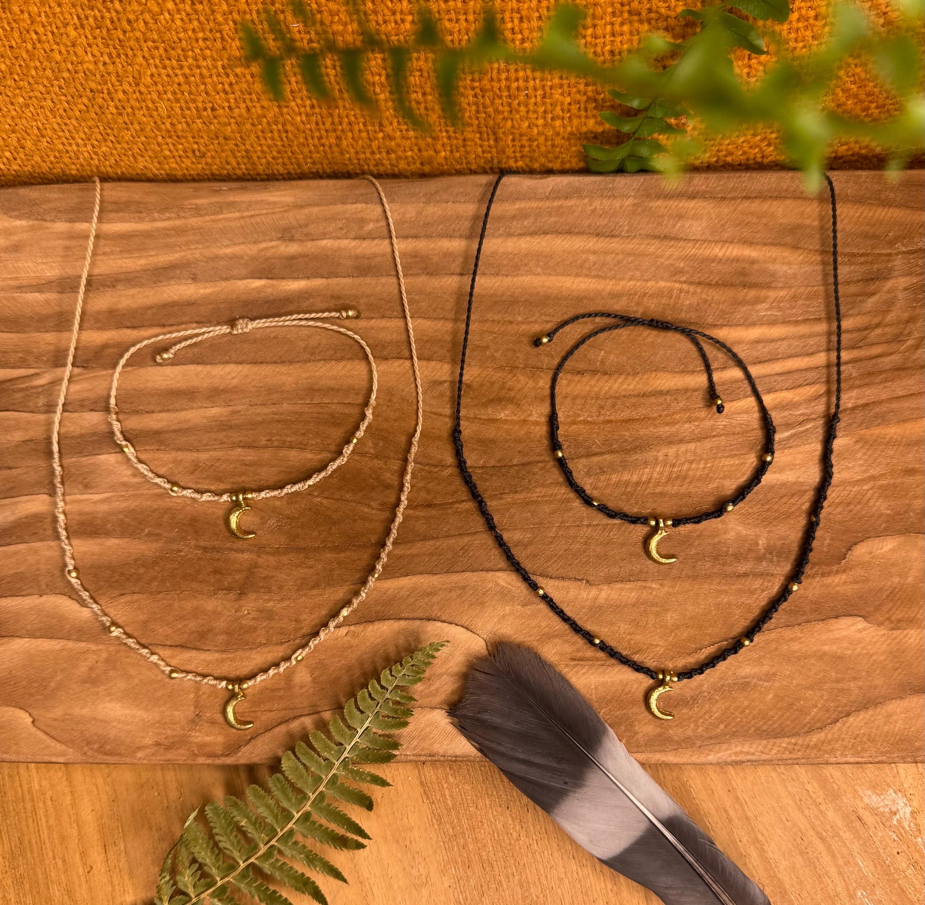 Ensemble de Tour de cou - collier pendentif lune fait main en micro-macramé laiton (ras de cou) (Neckband) noir et blanc cadeau femme