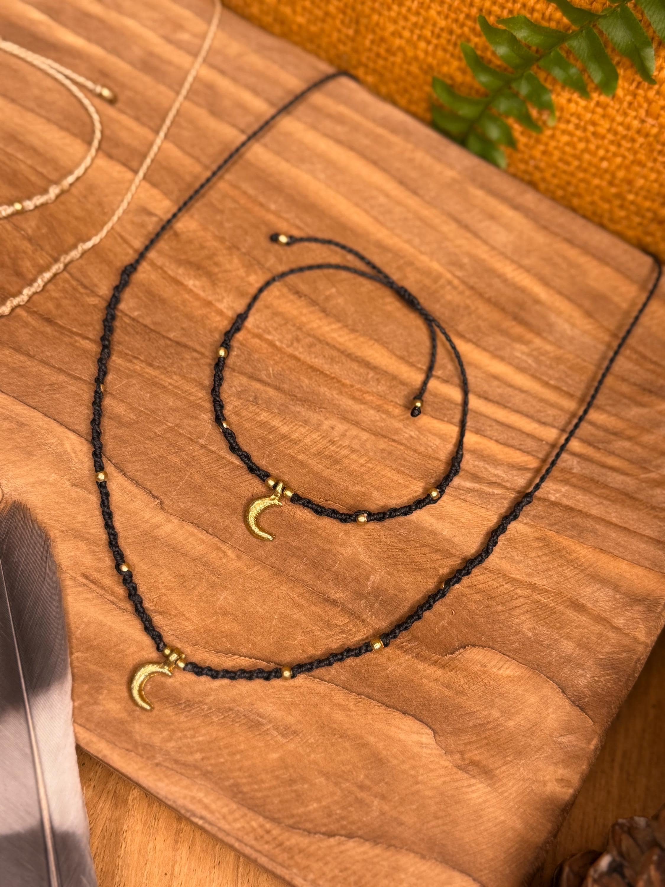 Ensemble de Tour de cou - collier pendentif lune fait main en micro-macramé laiton (ras de cou) (Neckband) noir et blanc cadeau femme