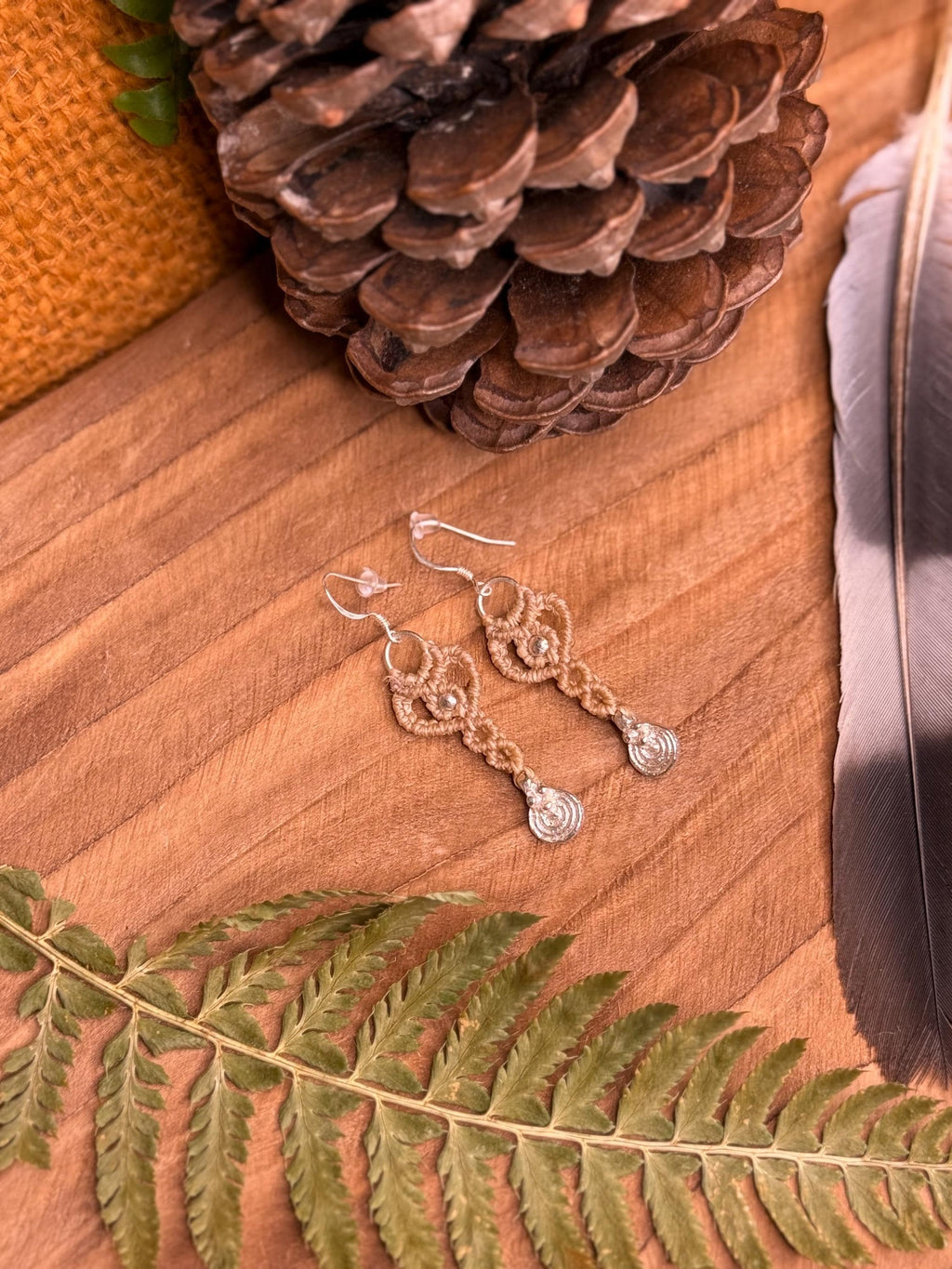 Petite boucles d’oreilles fait main en micro-macramé et laiton argenté - boucles d’oreilles hippie - boucles d’oreilles bohème