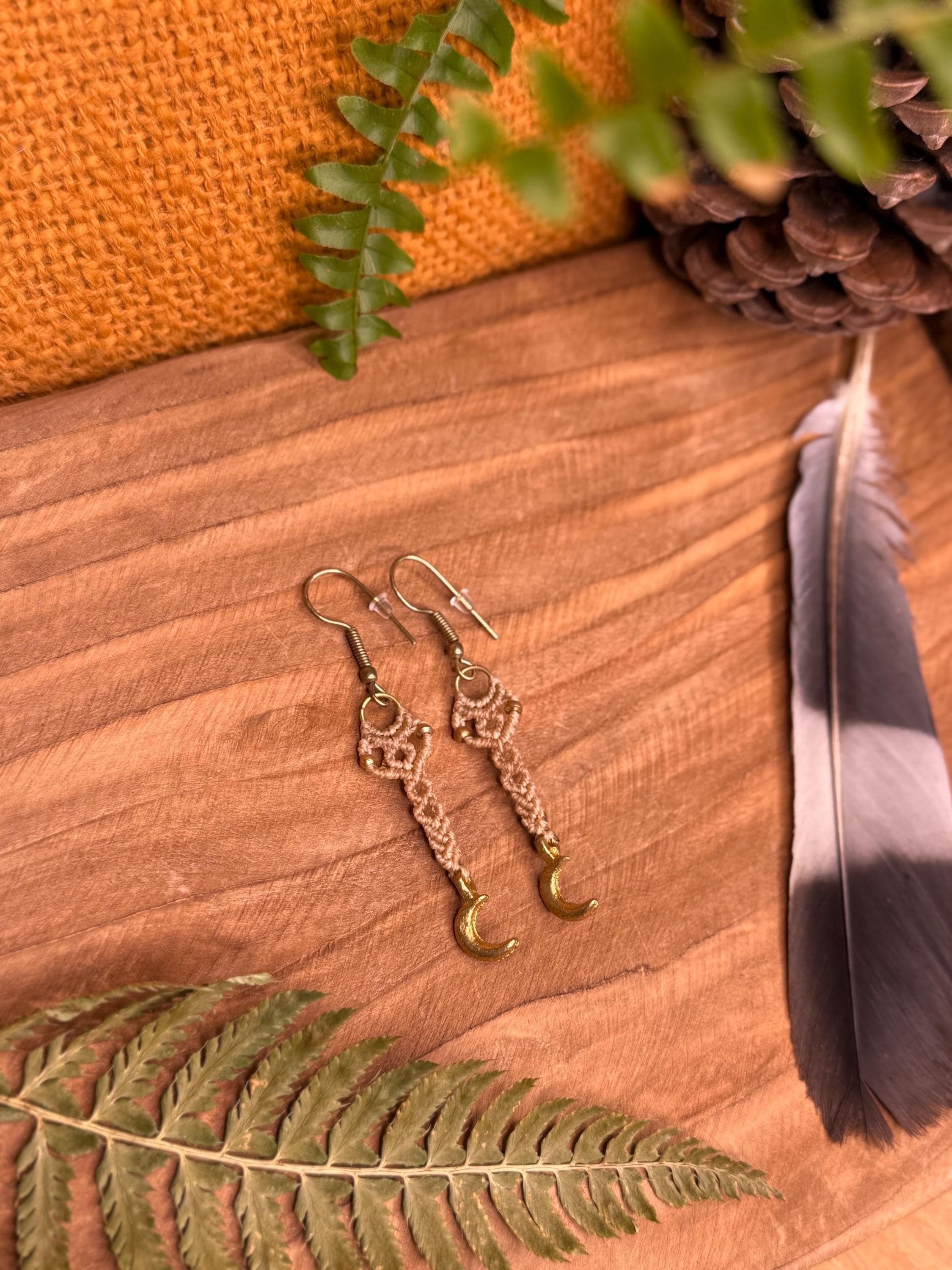 Petite boucles d’oreilles fait main en micro-macramé et breloque lune enlaiton doré - boucles d’oreilles hippie - bohème