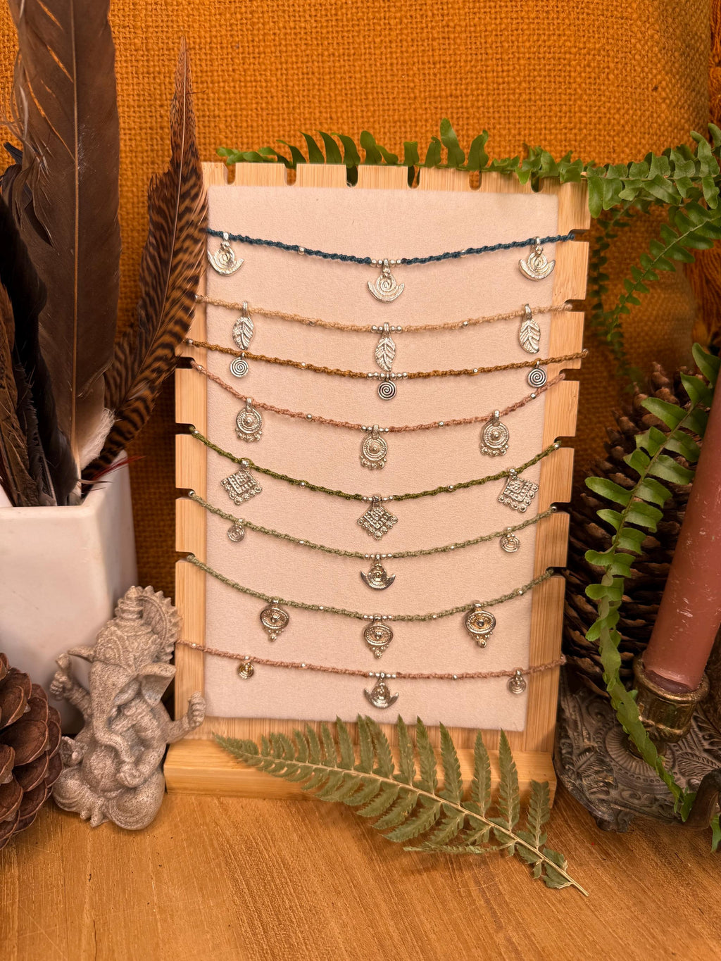 Tour de cou à breloques été fait main en micro-macramé laiton (ras de cou) (Neckband cadeau femme