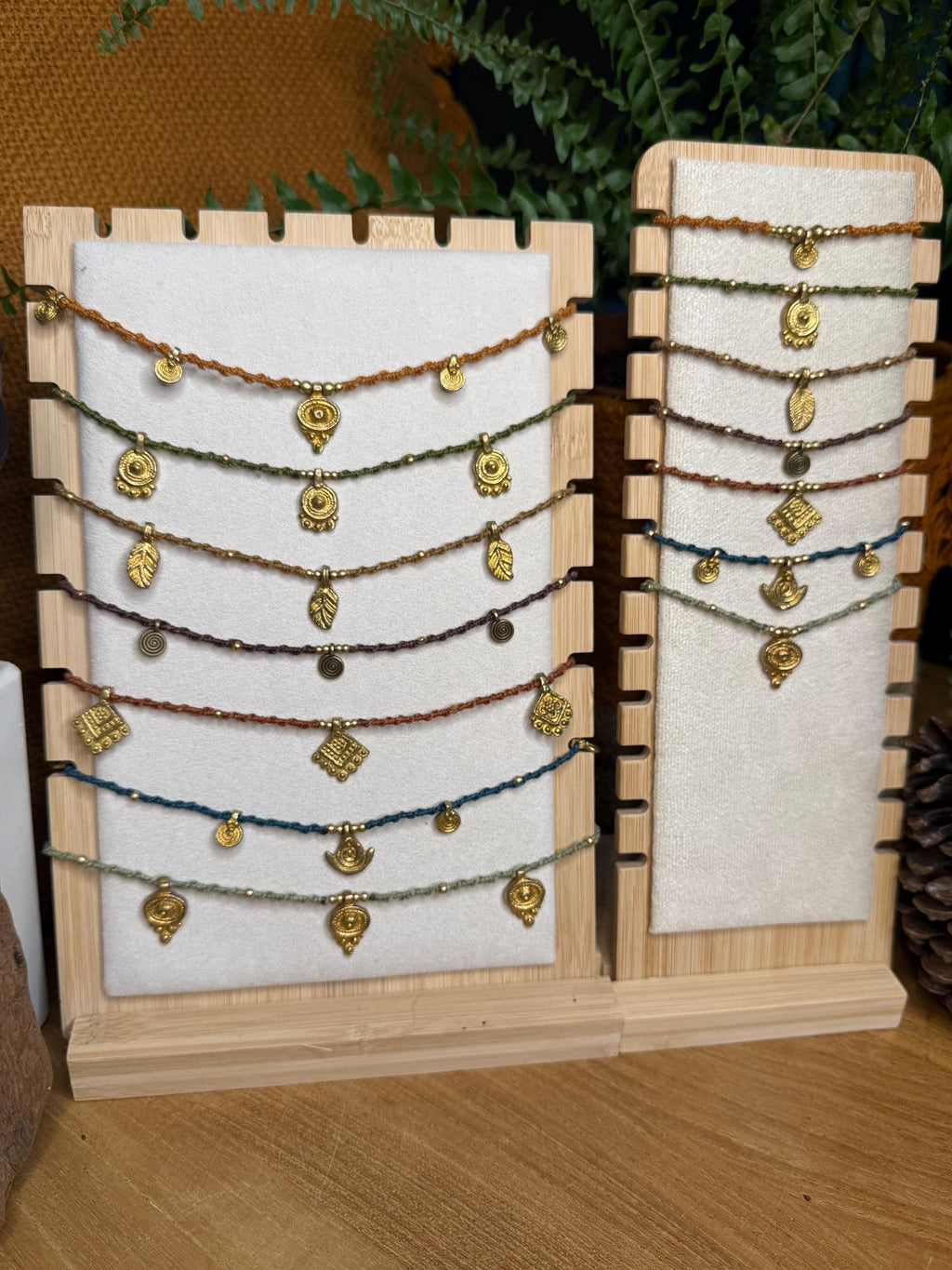 Tour de cou à breloques fait main en micro-macramé laiton doré (ras de cou) (Neckband cadeau femme