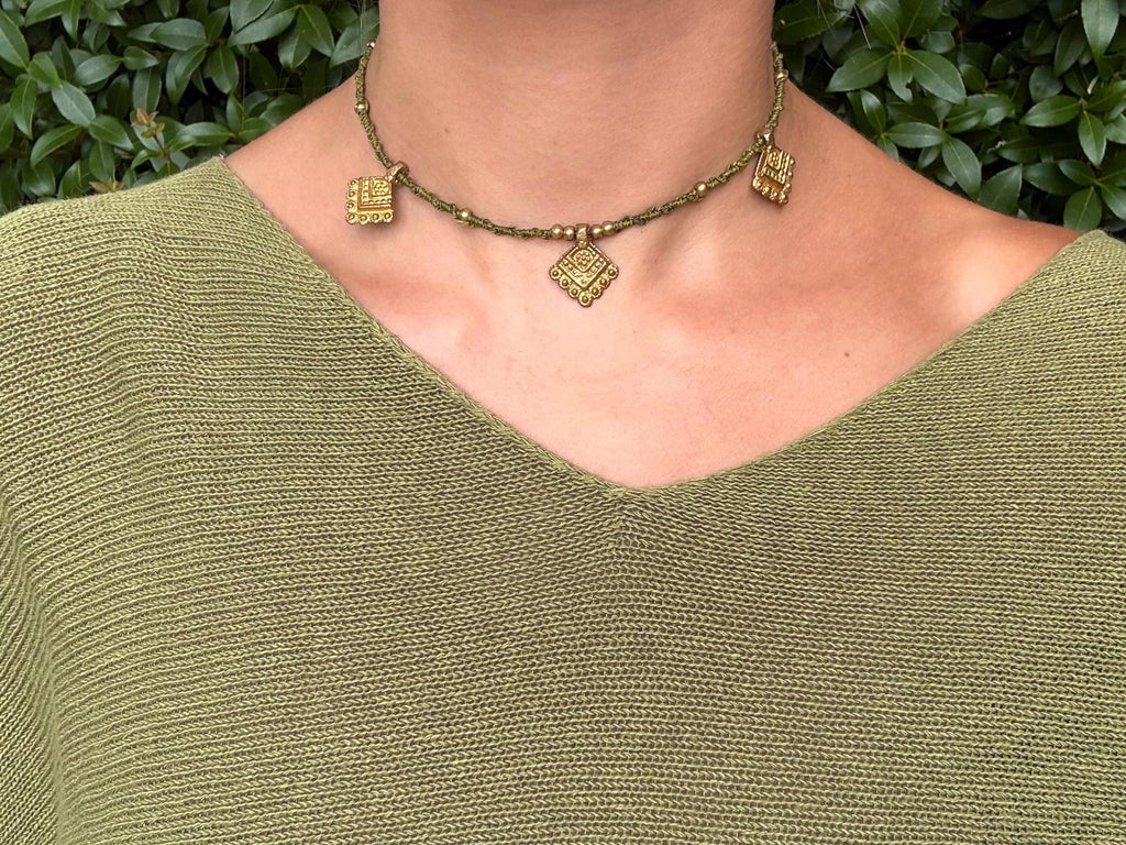 Tour de cou à breloques fait main en micro-macramé laiton doré (ras de cou) (Neckband cadeau femme