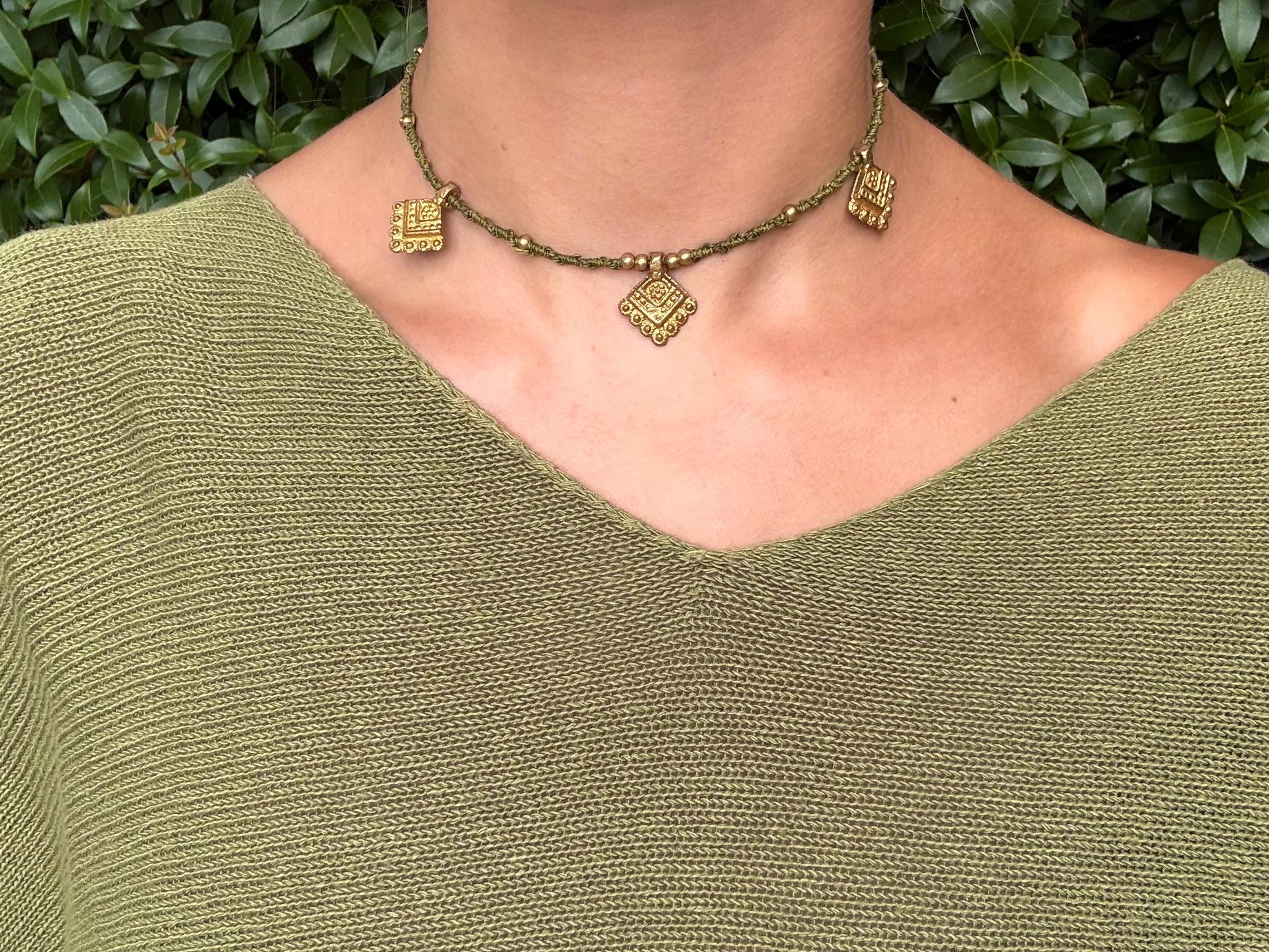 Tour de cou à breloques fait main en micro-macramé laiton doré (ras de cou) (Neckband cadeau femme