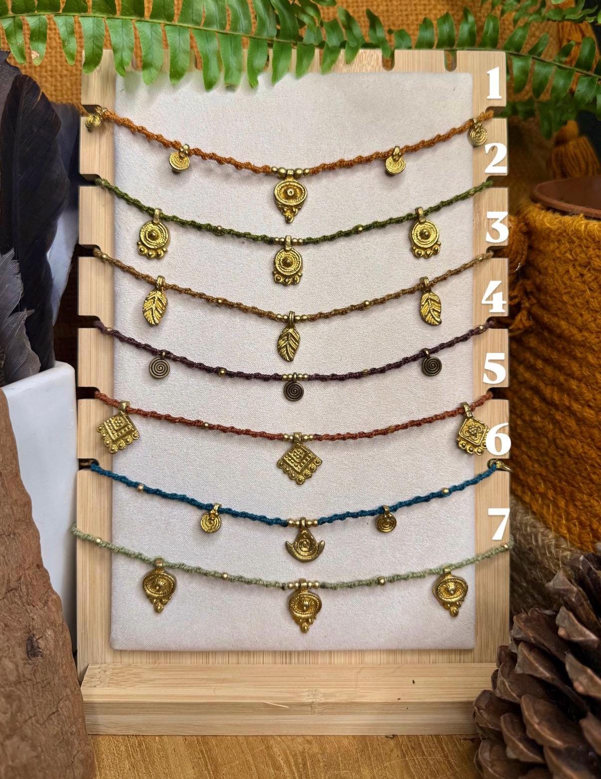 Tour de cou à breloques fait main en micro-macramé laiton doré (ras de cou) (Neckband cadeau femme