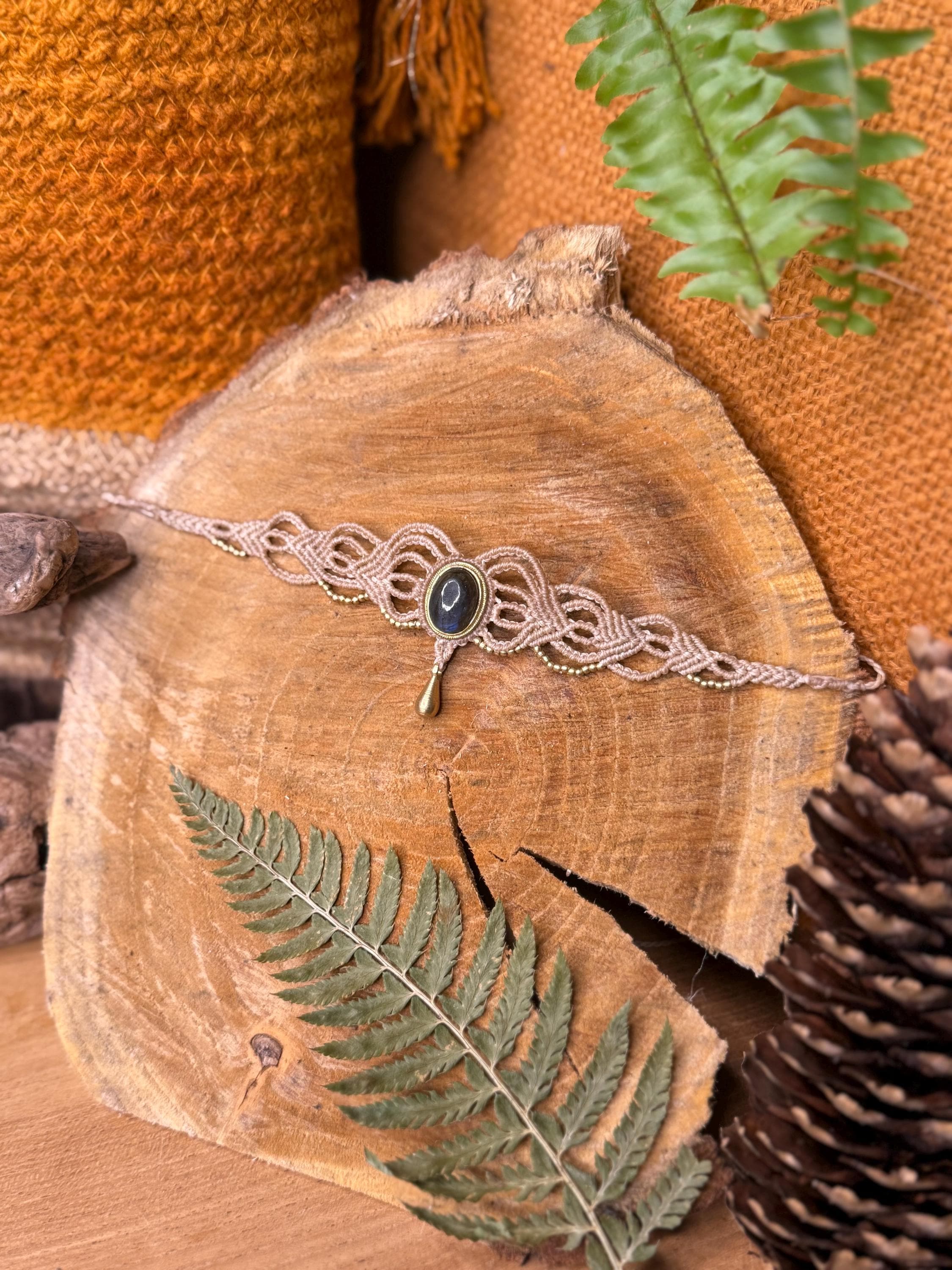 Tour de cou fait main micro-macramé avec pierre de labradorite rainurée laiton doré (Neckband-ras de cou) collier hippie - collier bohème